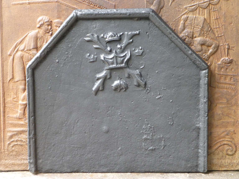 18th century fireback with coat of arms of Burgundy. Louis XIV period.

The fireback is made of cast iron and has a black / pewter patina. The condition is good, no cracks.







 