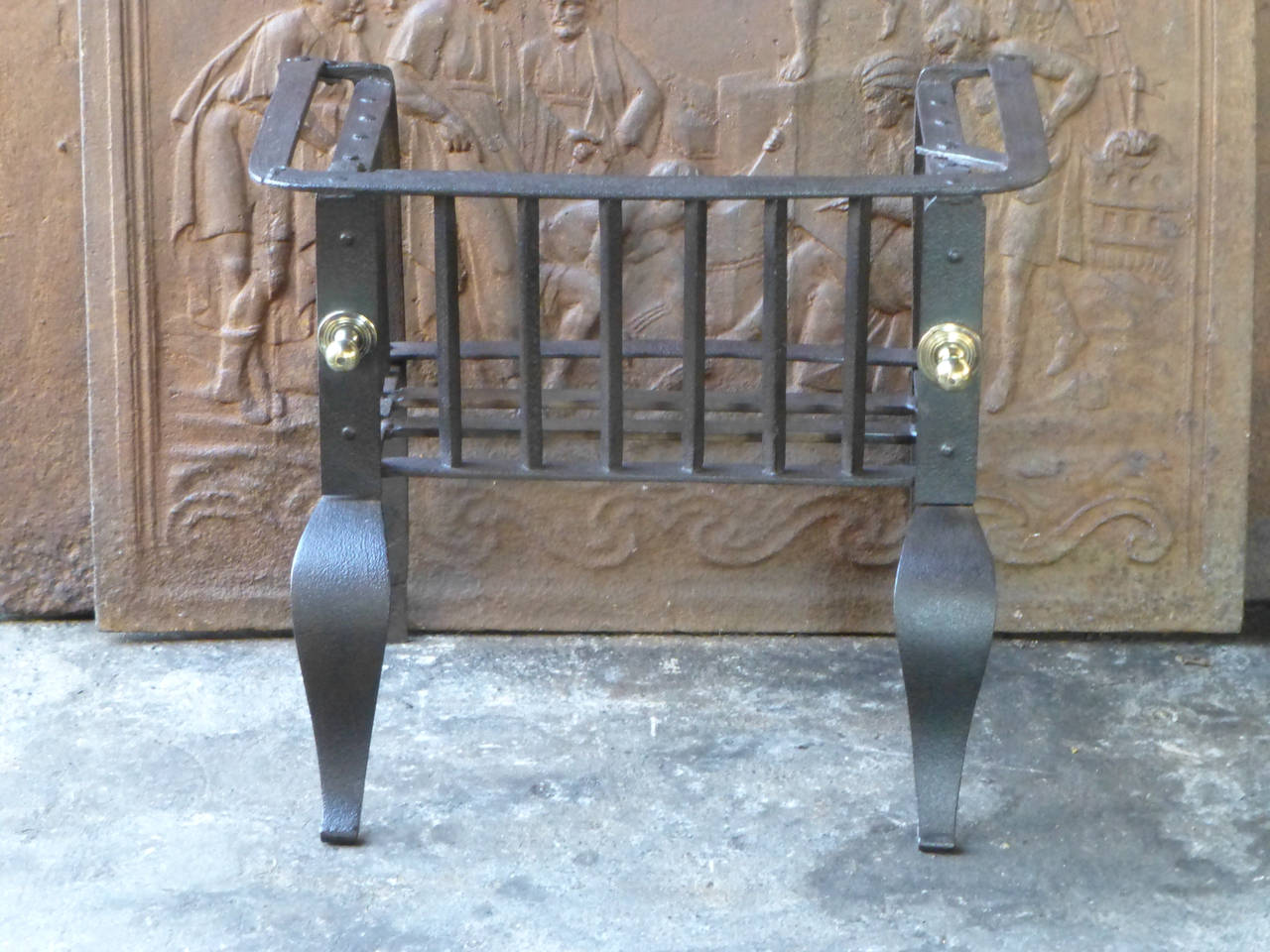 Fine hand-forged fireplace basket or fire grate made in the Netherlands. 18th century, Louis XV period. The condition is good.













 