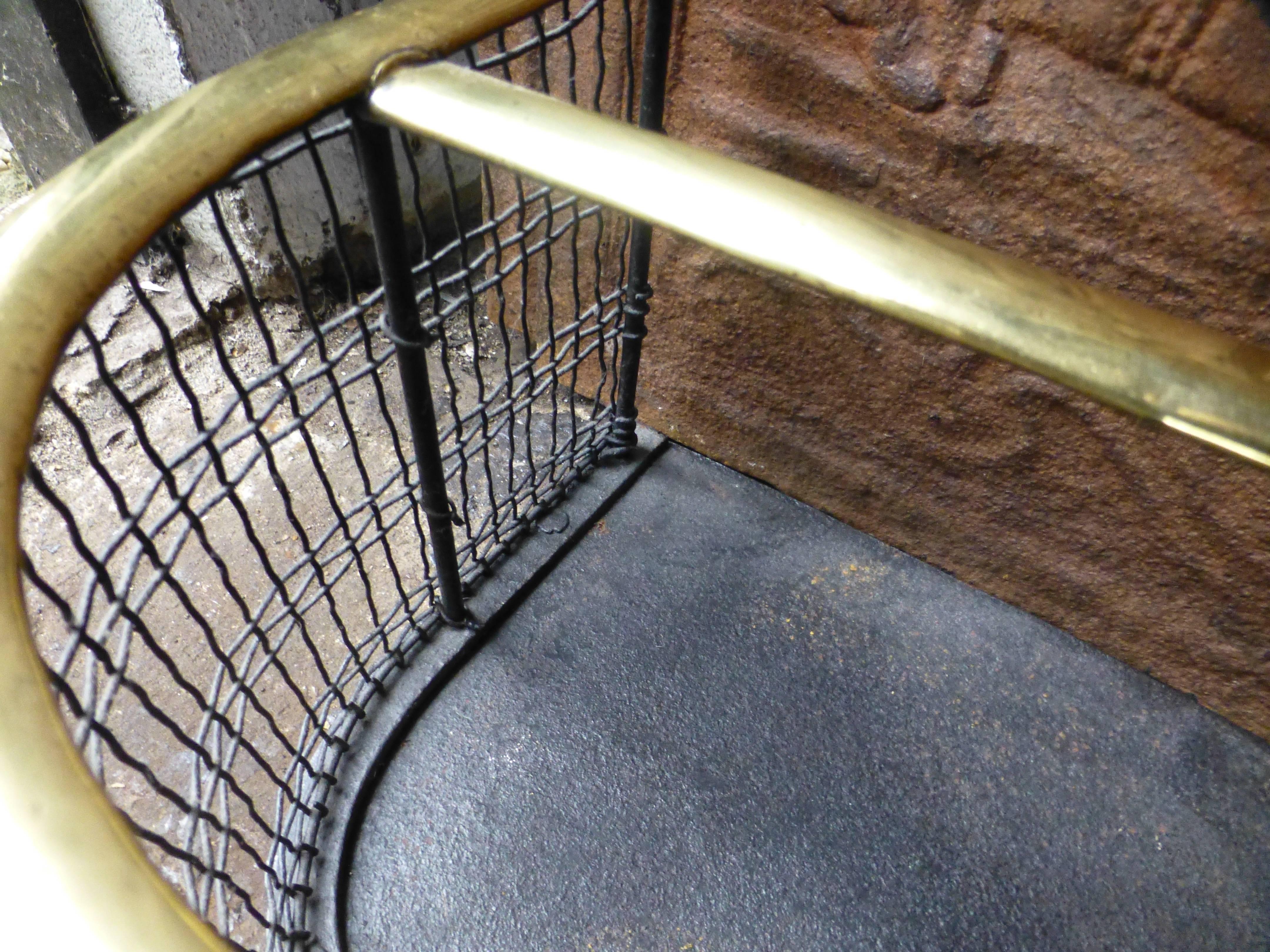19th Century English Victorian Polished Brass and Wire Fender For Sale 3