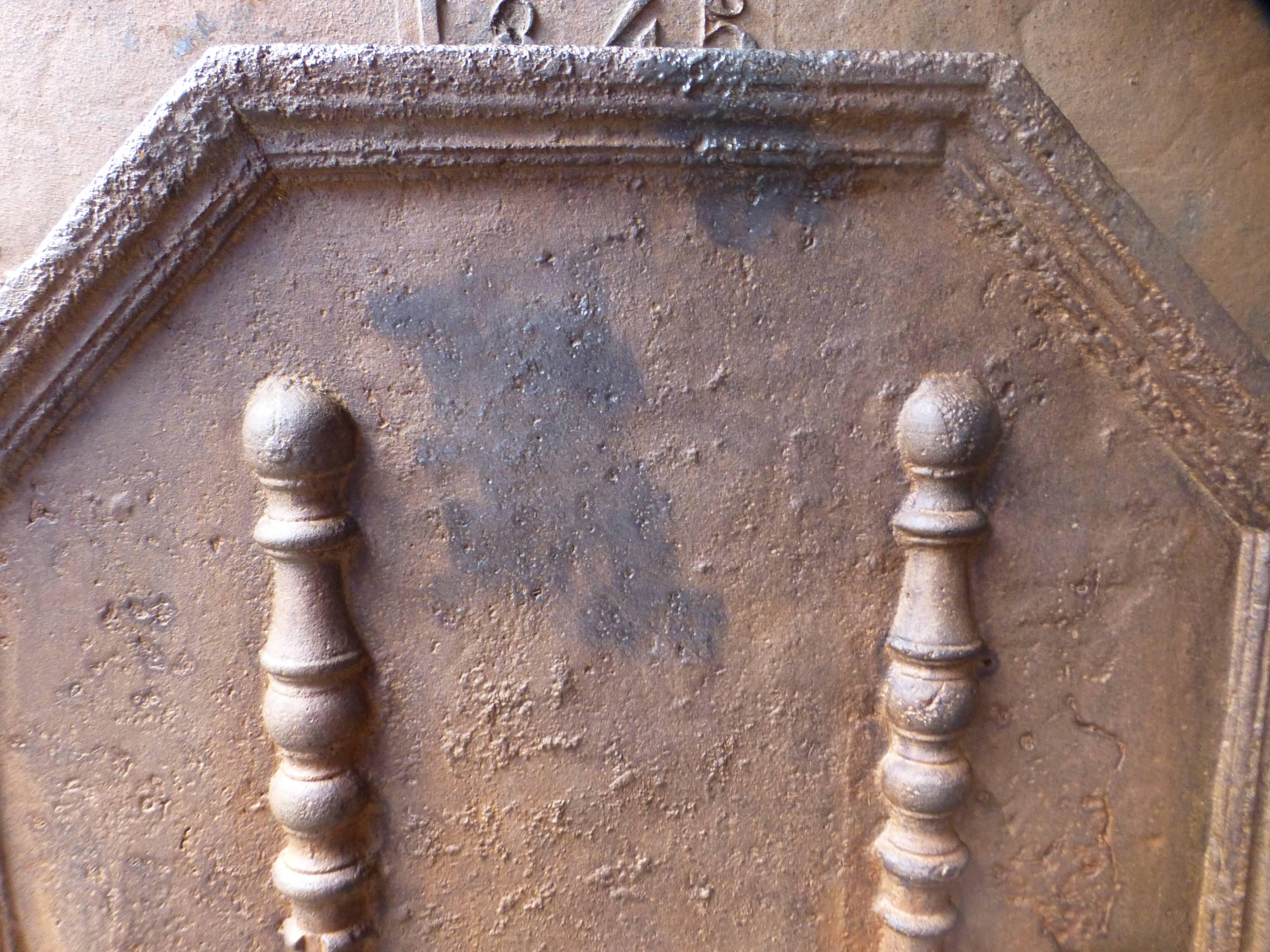 Plaque de cheminée française du XVIIIe siècle avec les piliers d'Hercule. Le pilier fait référence à la massue d'Hercule, son arme favorite. Il symbolise le pouvoir. Depuis l'Antiquité, les 