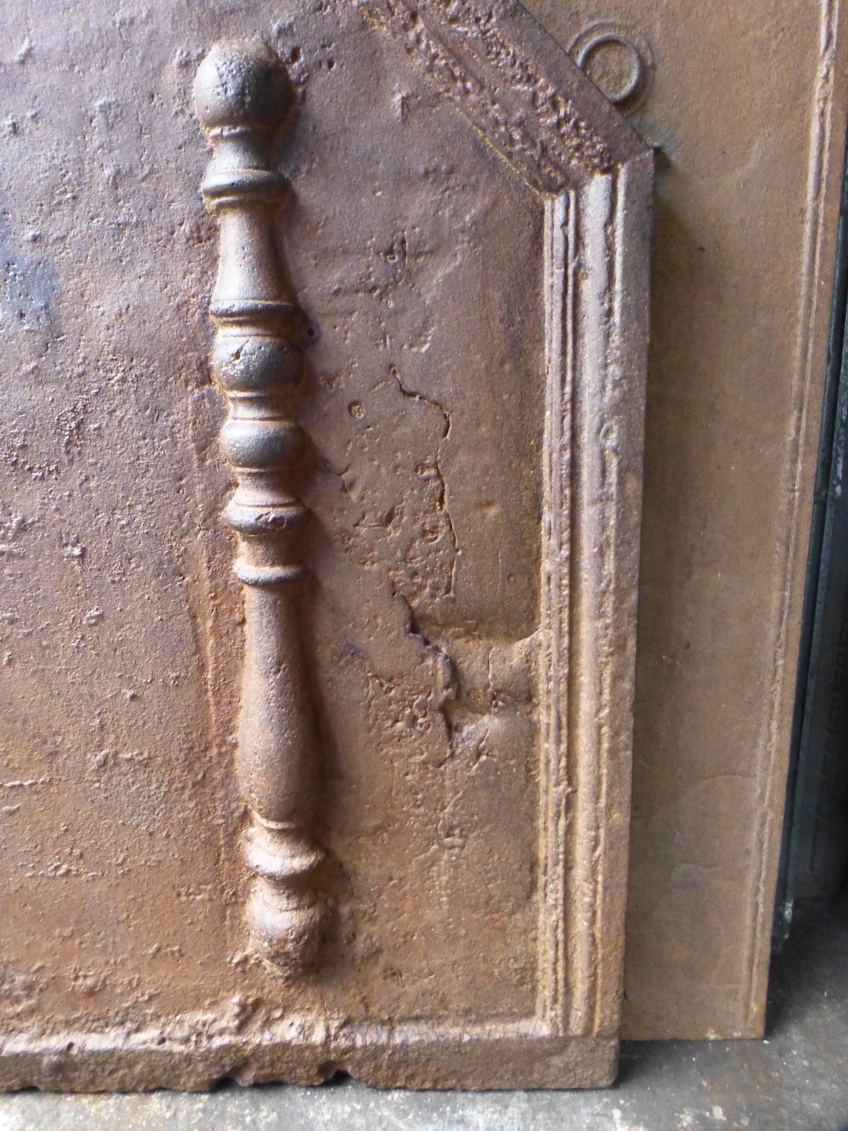 Français Plaque de cheminée française du 18ème siècle avec piliers d'Hercule en vente