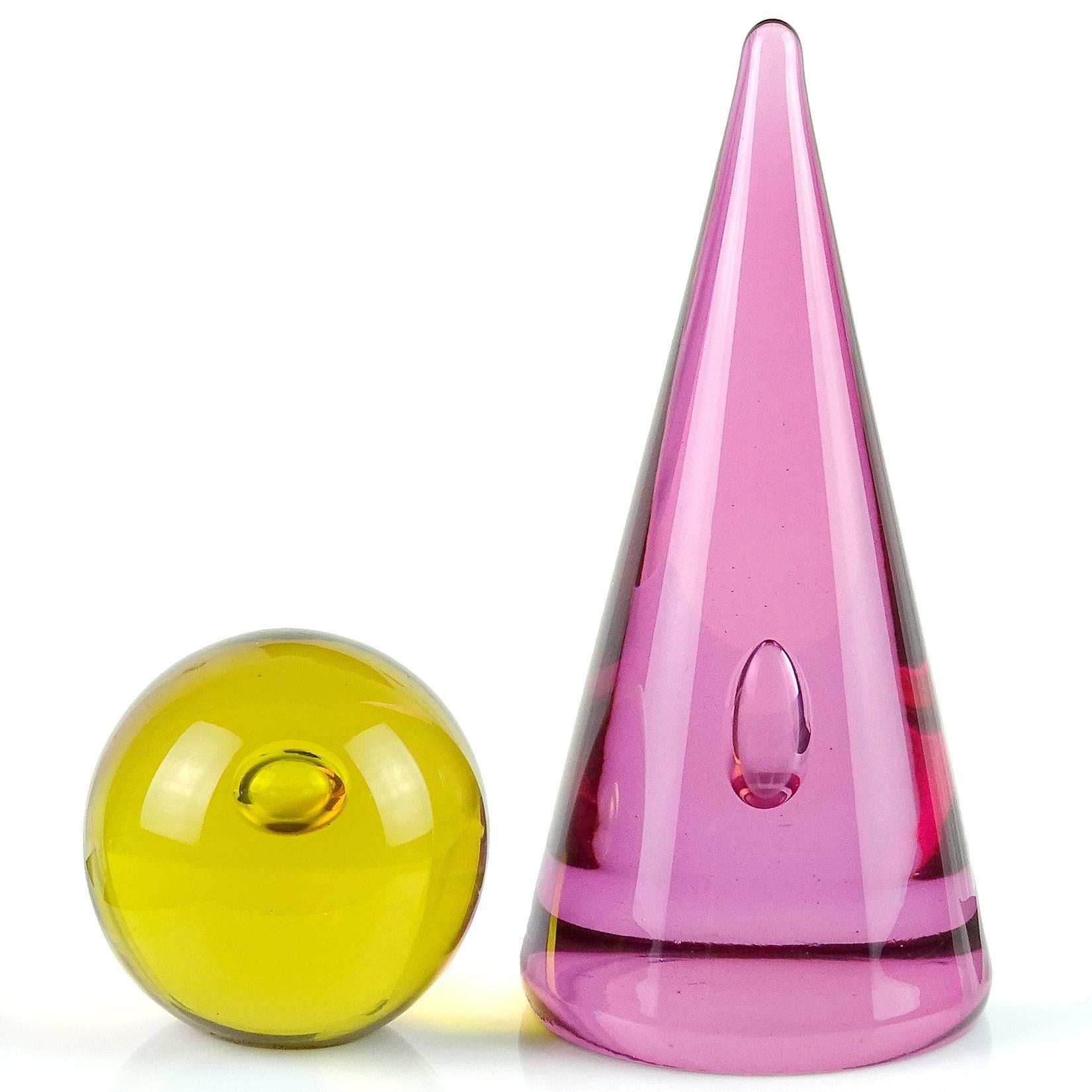 Beautiful Murano handblown Sommerso amethyst / pink obelisk and yellow paperweight Italian art glass sculpture set. Signed “Oggetti Murano” and attributed to designer Alfredo Barbini. Minimalist / Spage Age style, with bubbles inside. Obelisk