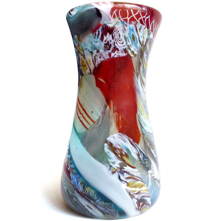 Raro vaso in vetro artistico italiano di Murano soffiato a mano con millefiori, nastri di Zanfirico, Filigrana e macchie di colore. Documentato al designer Dino Martens per Aureliano Toso, circa 1954, nel modello 