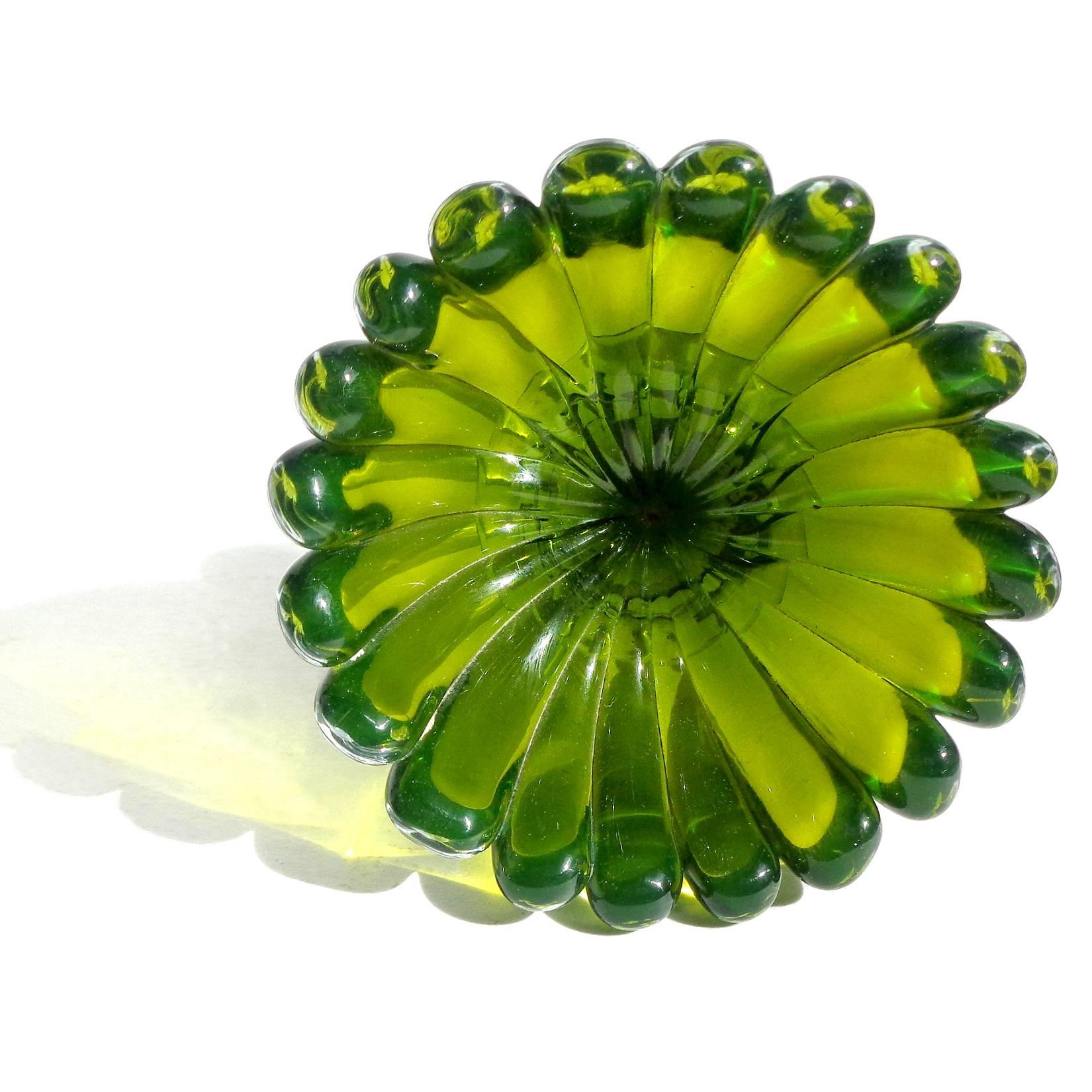 Hand-Crafted Fratelli Toso Murano Green Flower Stopper Italian Art Glass Decanter Italy Label