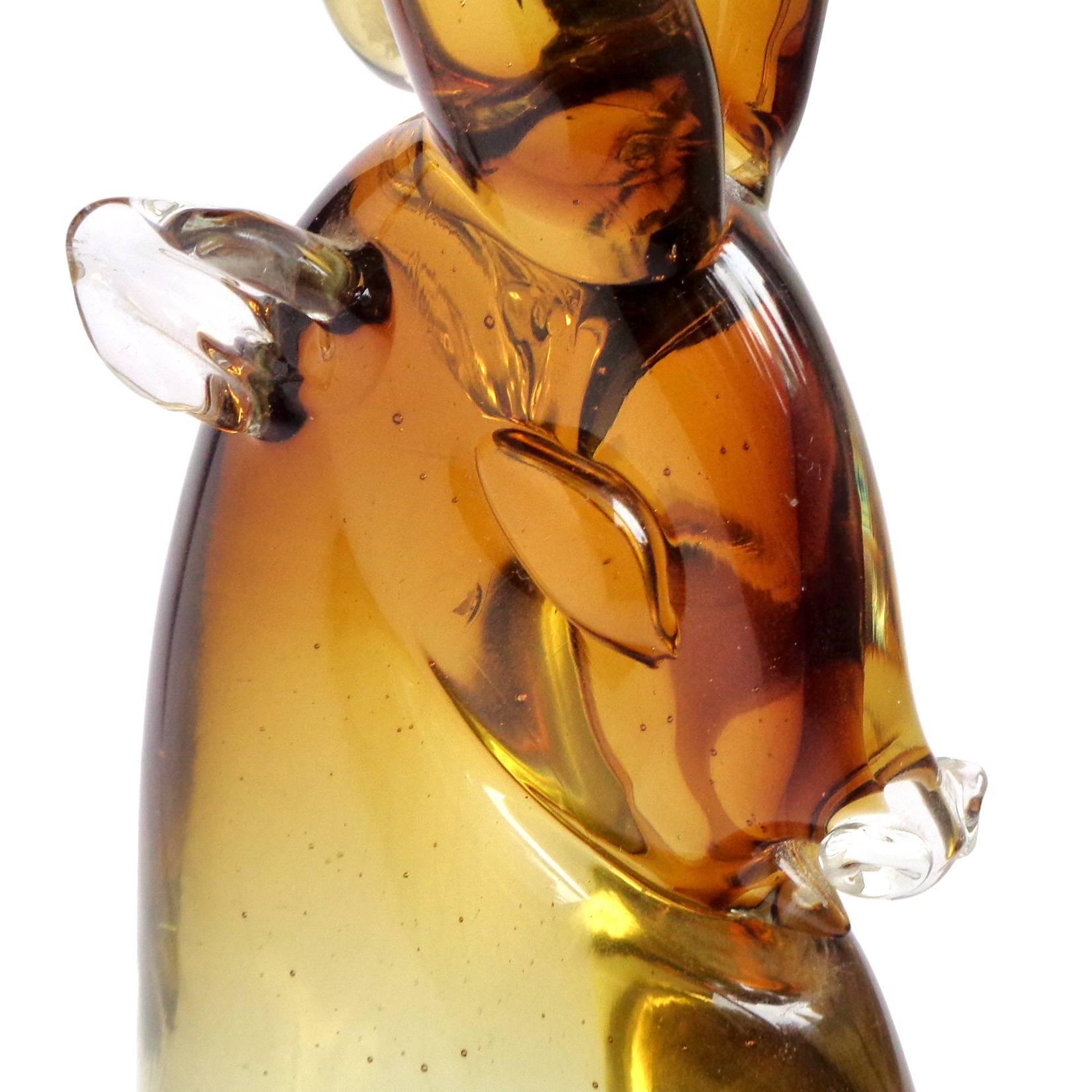 Beautiful Murano handblown Sommerso golden honey amber Italian art glass ram head sculpture. The piece is documented to Archimede Seguso. It is nicely detailed with an expressive face, little ears and large horns. Measures 8 1/2