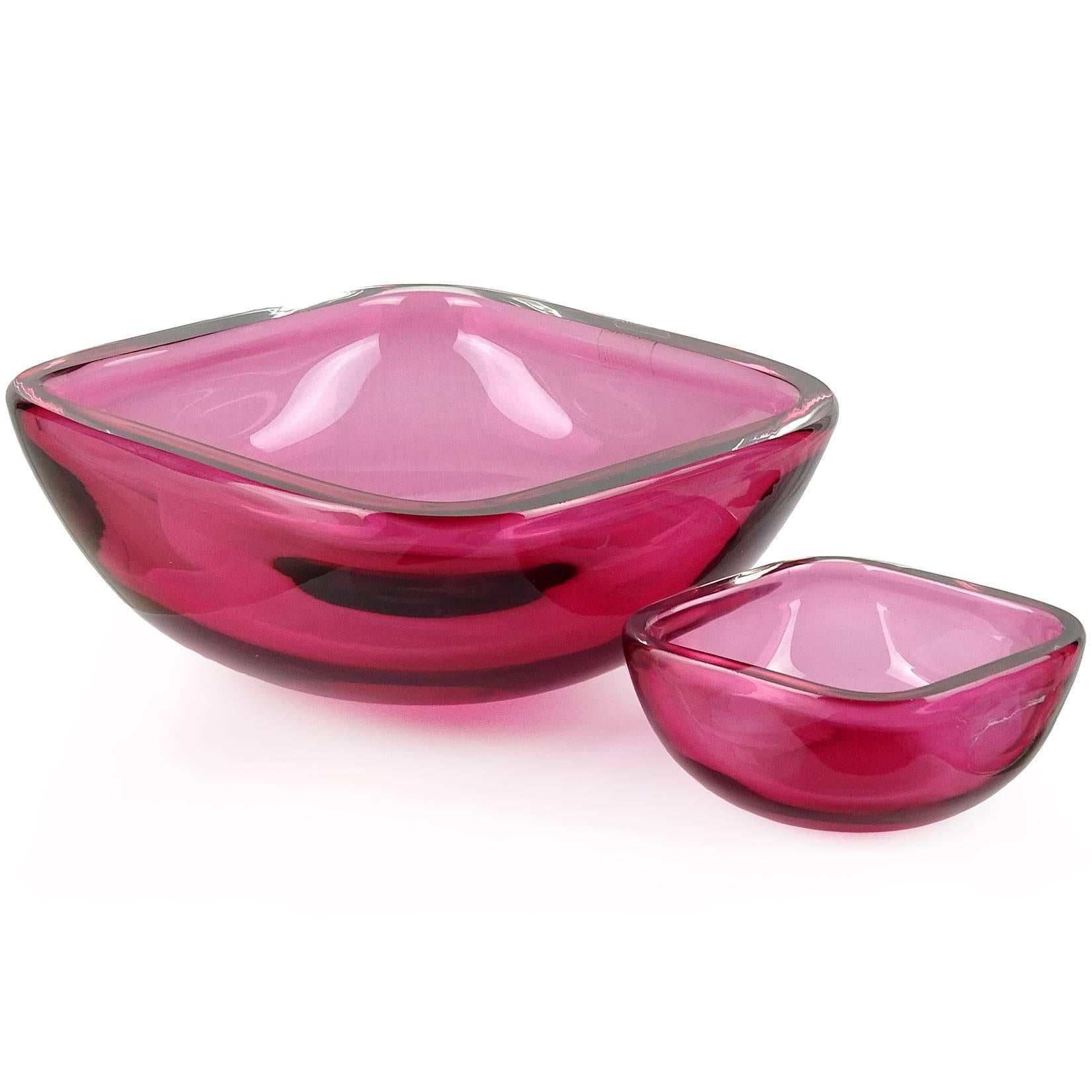 Gorgeous Murano handblown Sommerso pink Italian art glass decorative bowl set. Labelled “Oggetti Italy”, circa 1970s-1980s, and attributed to designer Alfredo Barbini. The piece is very large at 8 3/4” squared, with small bowl measuring almost 4