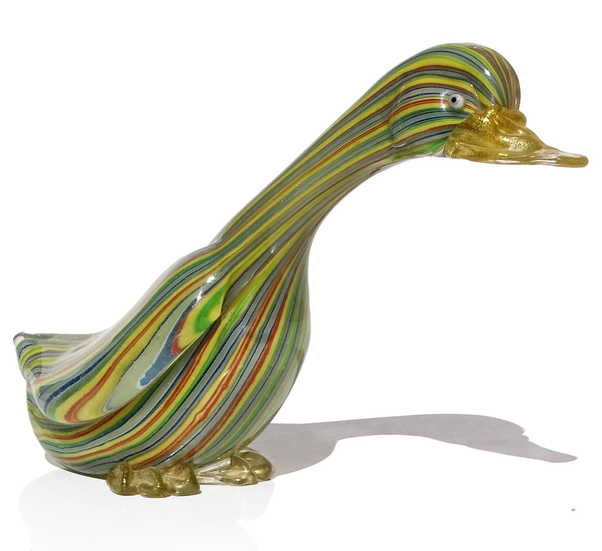 Fatto a mano Scultura di anatra in vetro artistico italiano Fratelli Toso Murano Rainbow Pattern Gold Fleck in vendita