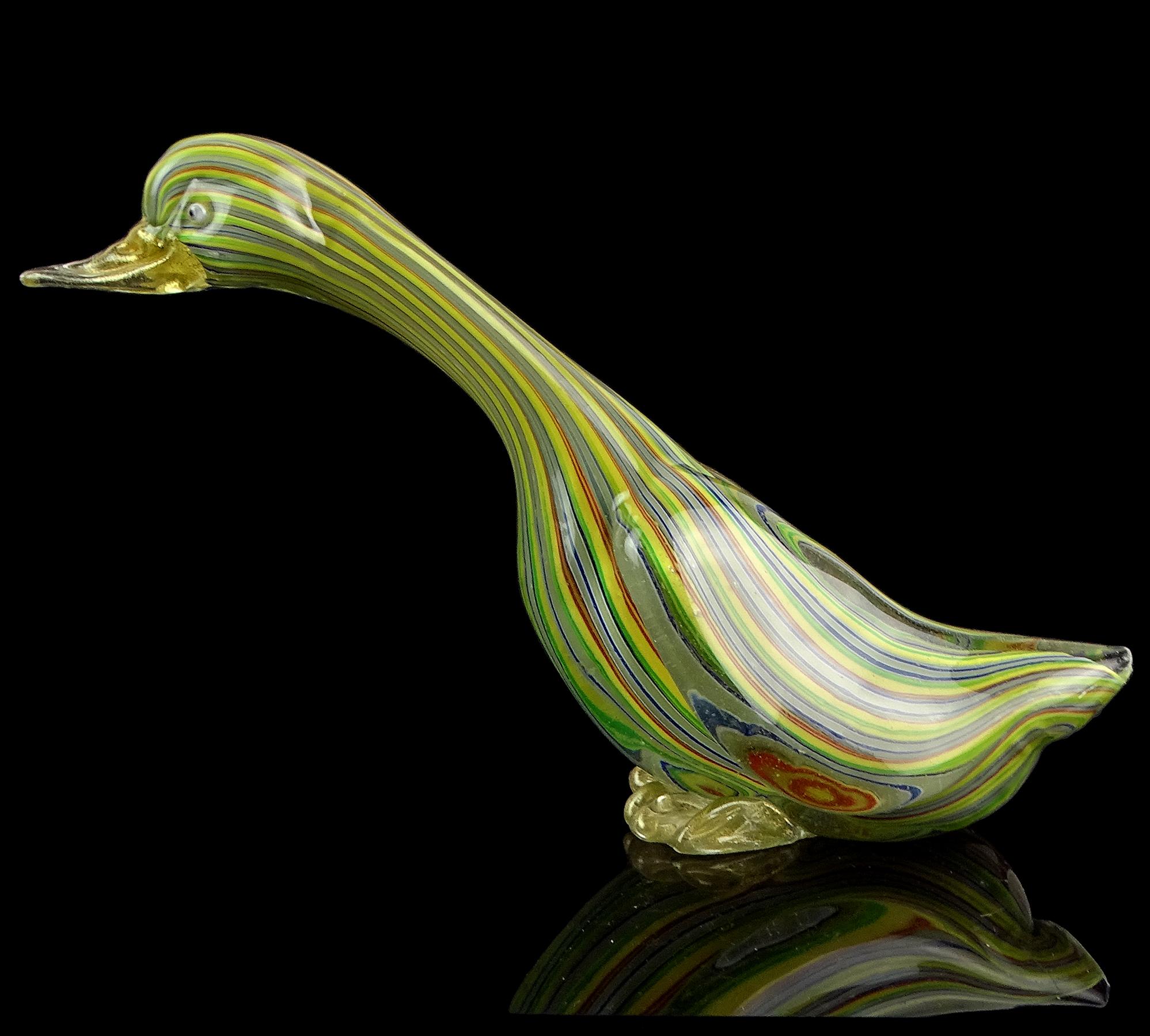 Bellissima, rara e grande scultura d'epoca di Murano soffiata a mano a strisce di filigrana multicolore con accenti dorati, in vetro artistico italiano con uccello anatra. Creato alla maniera dei laboratori dei Fratelli Toso e di Aureliano Toso.