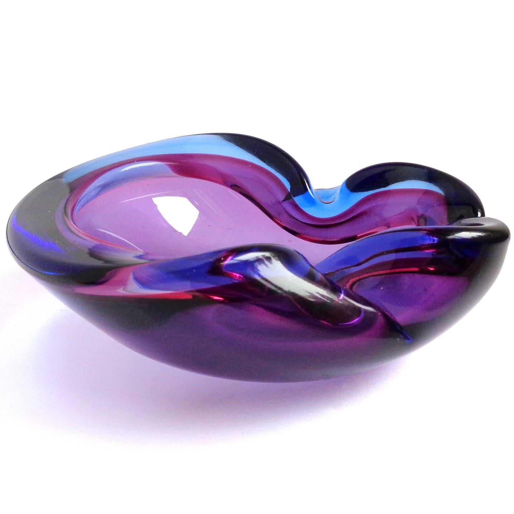 Free shipping worldwide! See details below description.

Beautiful Murano handblown Sommerso purple and blue art glass bowl. Documented to designer Alfredo Barbini. The piece has three indents along the rim and rich jewel tones. 

Please look at