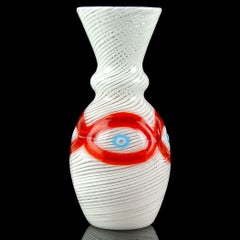 Vase de collection en verre d'art italien Murano Salviati, avec des murrines blanches, rouges, orange et bleues