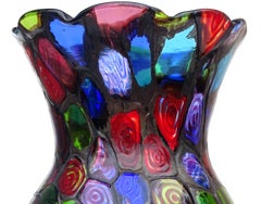 Jarrón de mosaico de cristal artístico italiano «Fratelli Toso Murano», con varillas de remolino óptico y ribete negro