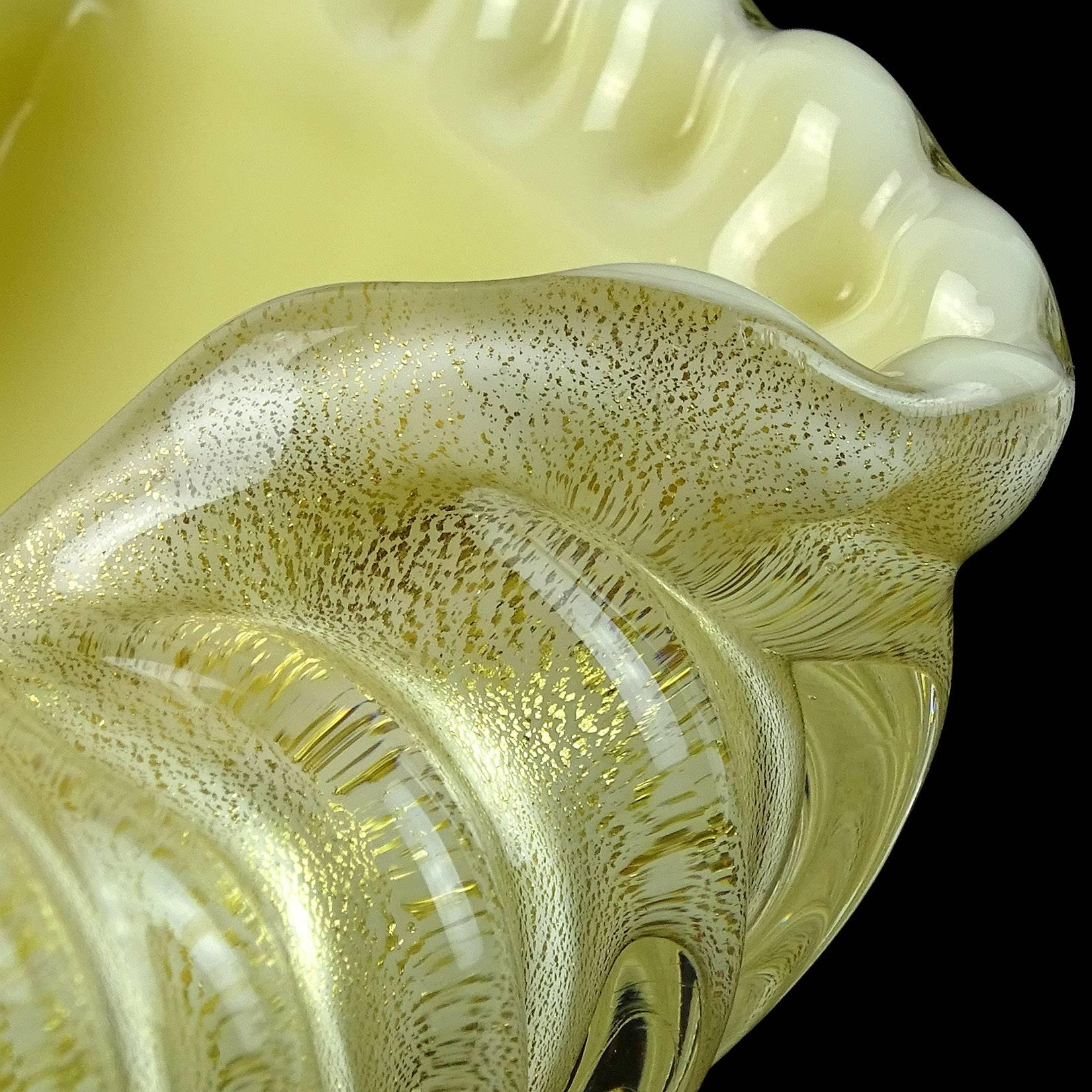 Seguso Murano Creamy Yellow Gold Flecks Italian Art Glass Seashell Bowls In Good Condition In Kissimmee, FL