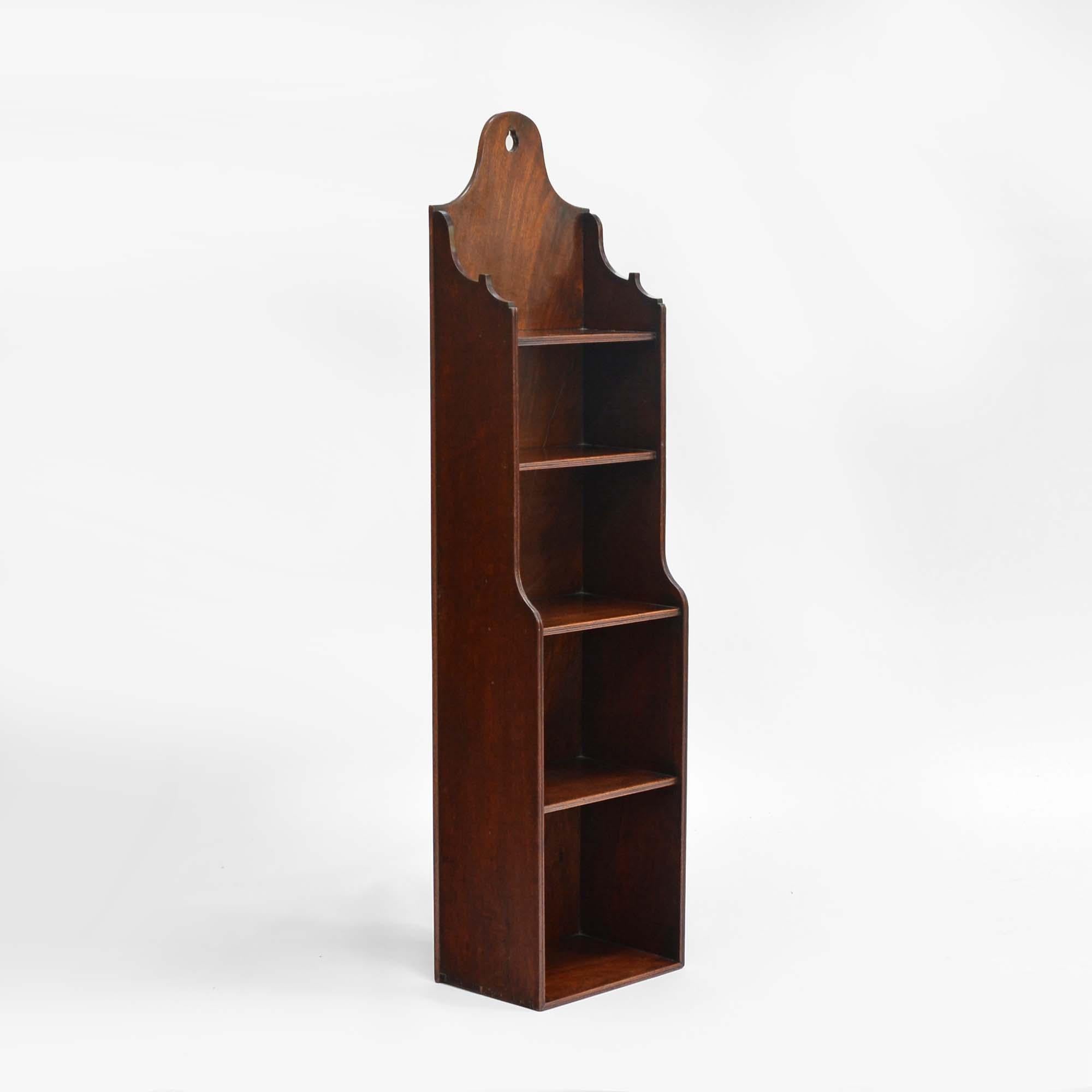 Etagères étroites en acajou géorgien en cascade
De belles étagères géorgiennes d'une qualité remarquable et d'une configuration étroite inhabituelle, ce qui les rend très rares, avec un design en cascade et des bords avant cannelés. L'acajou cubain