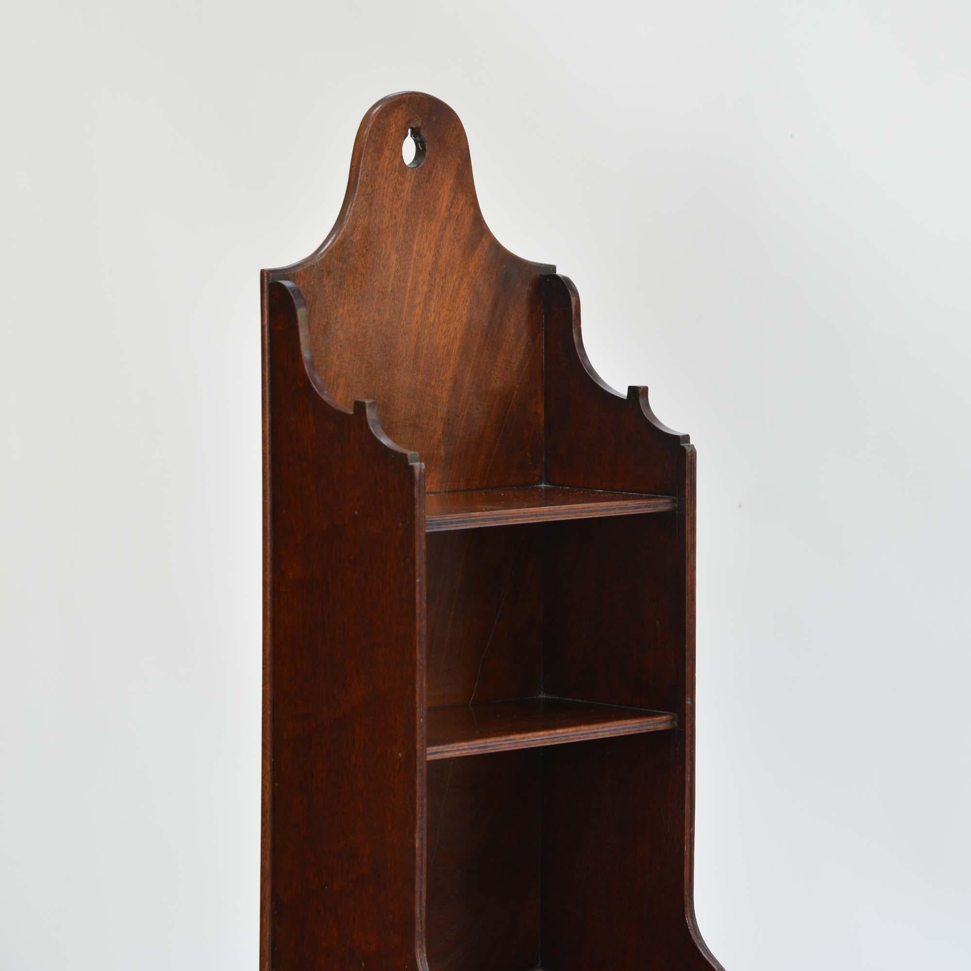 George III Rare étagère à cascade étroite en acajou de style géorgien en vente