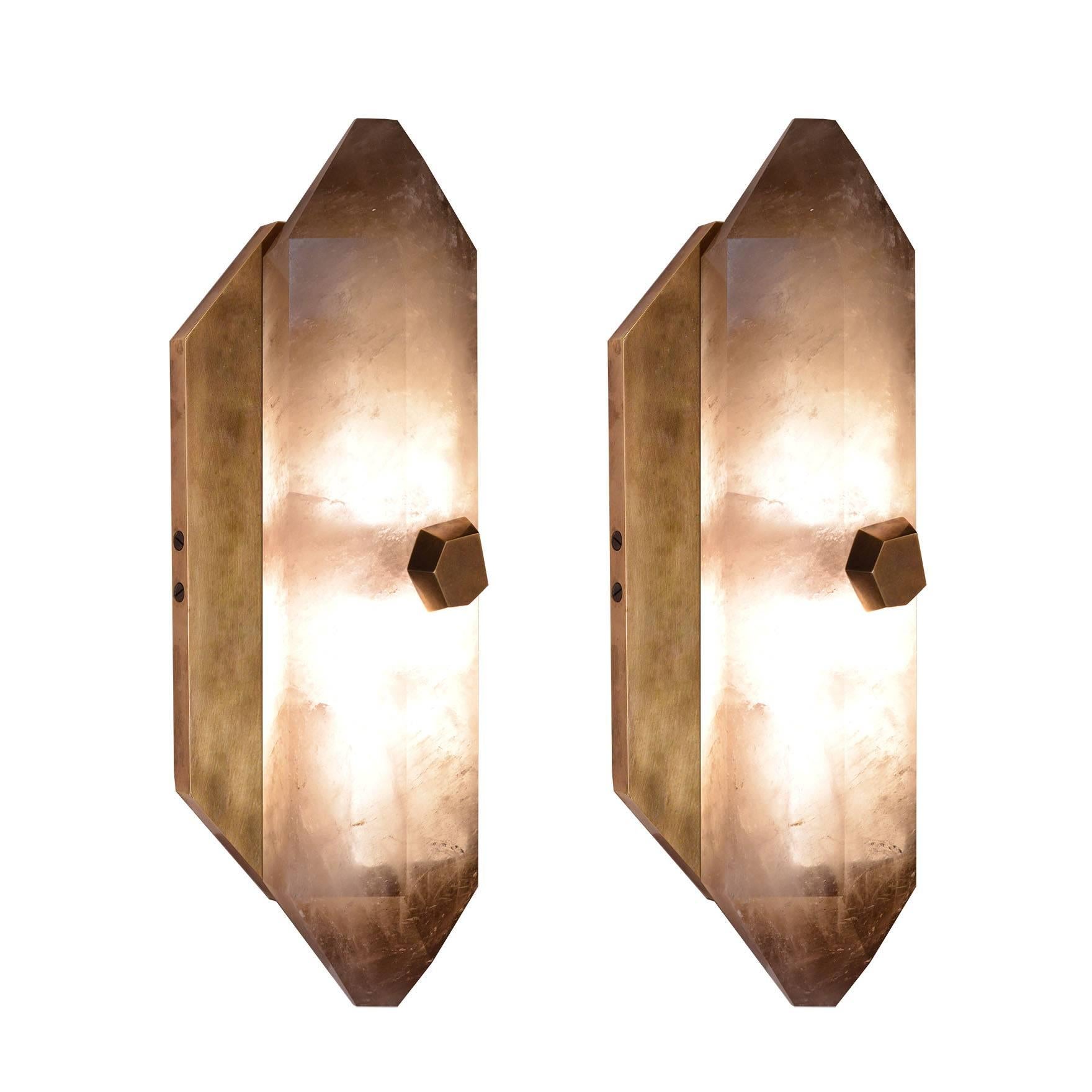 A fine carved diamond form smoky brown rock crystal quartz wall sconces with diamond form antique brass finish bolt, created by Phoenix Gallery.
Custom measurement and finish available.
Each sconces installed two sockets, and will include two LED