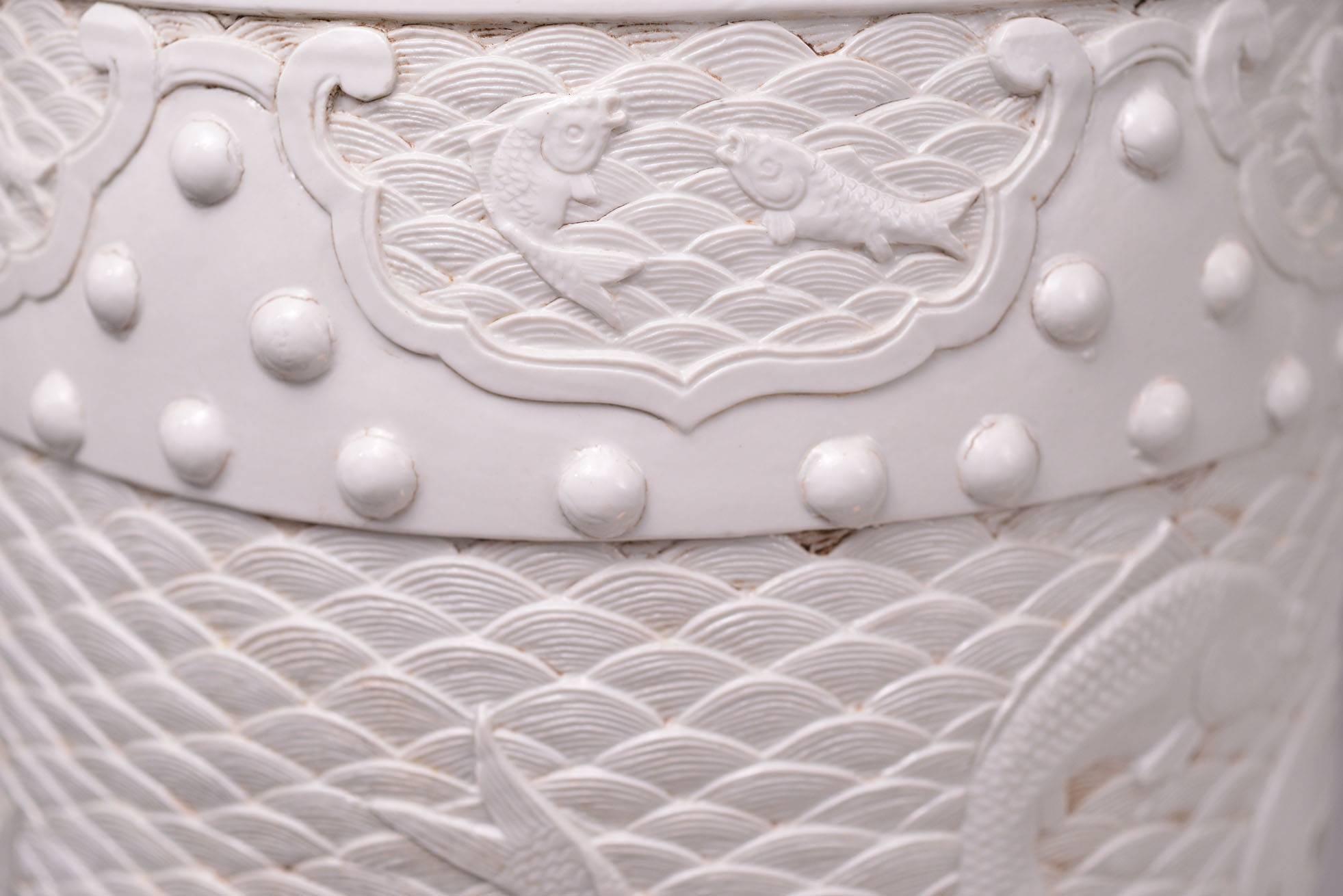 20ième siècle Paire de tabourets en porcelaine blanc-de-chine sculptés en vente