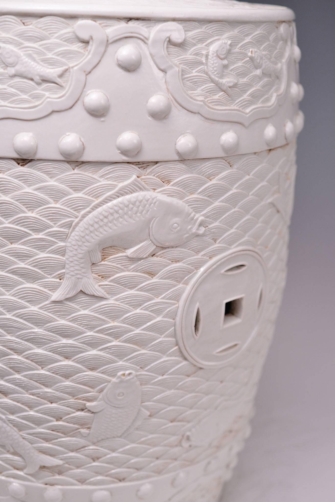 Paire de tabourets en porcelaine blanc-de-chine sculptés Excellent état - En vente à New York, NY