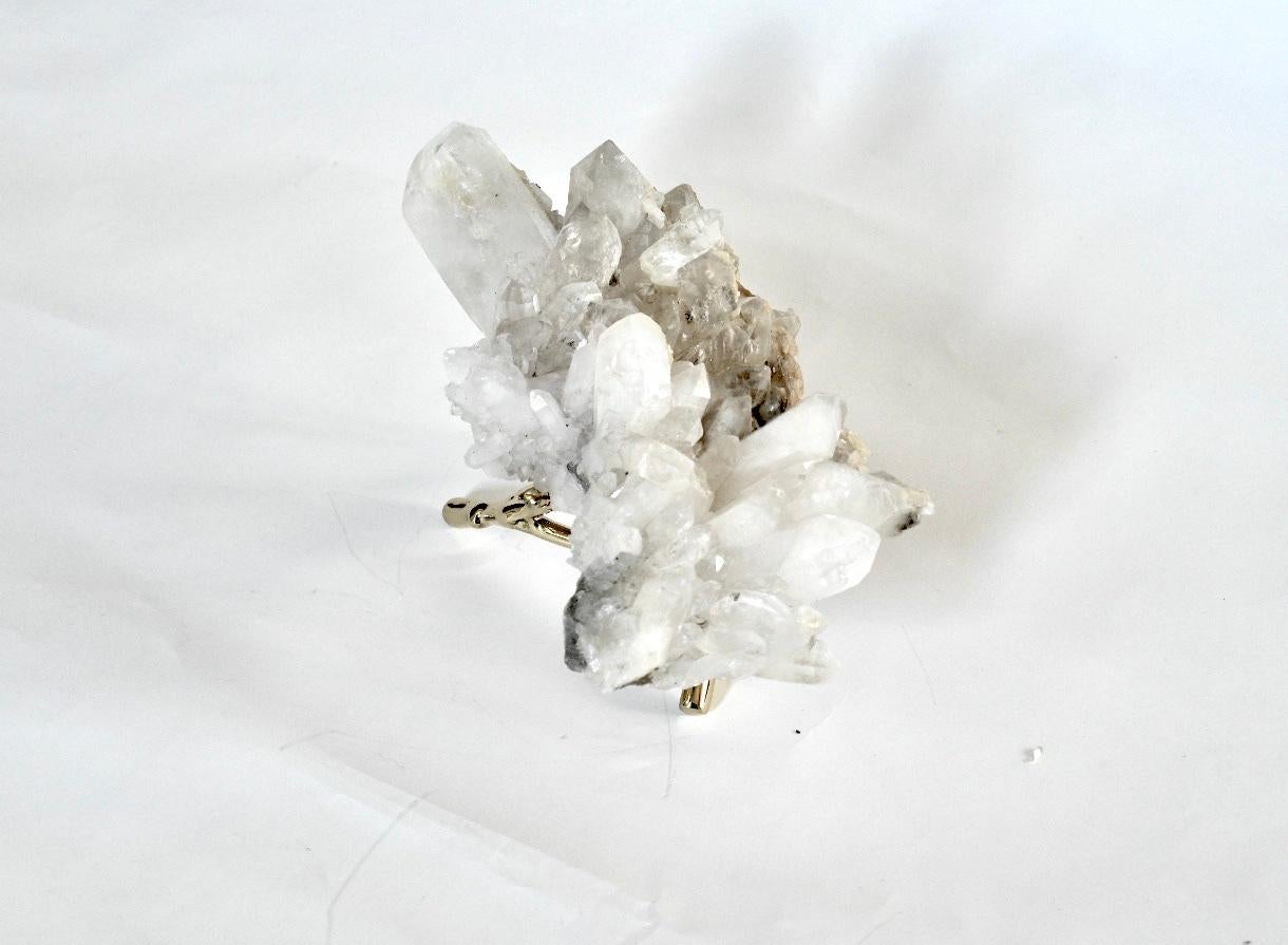 Sculpture en cristal de roche naturel avec support. Sculpture en quartz naturel vieille de plusieurs milliards d'années, avec des cristaux de différentes tailles poussant à la surface. Dimensions : 13.75