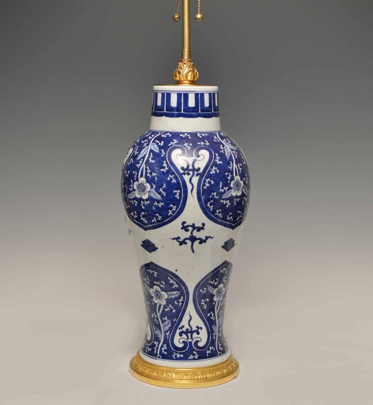 Paar blaue und weiße Porzellanlampen im Zustand „Hervorragend“ im Angebot in New York, NY