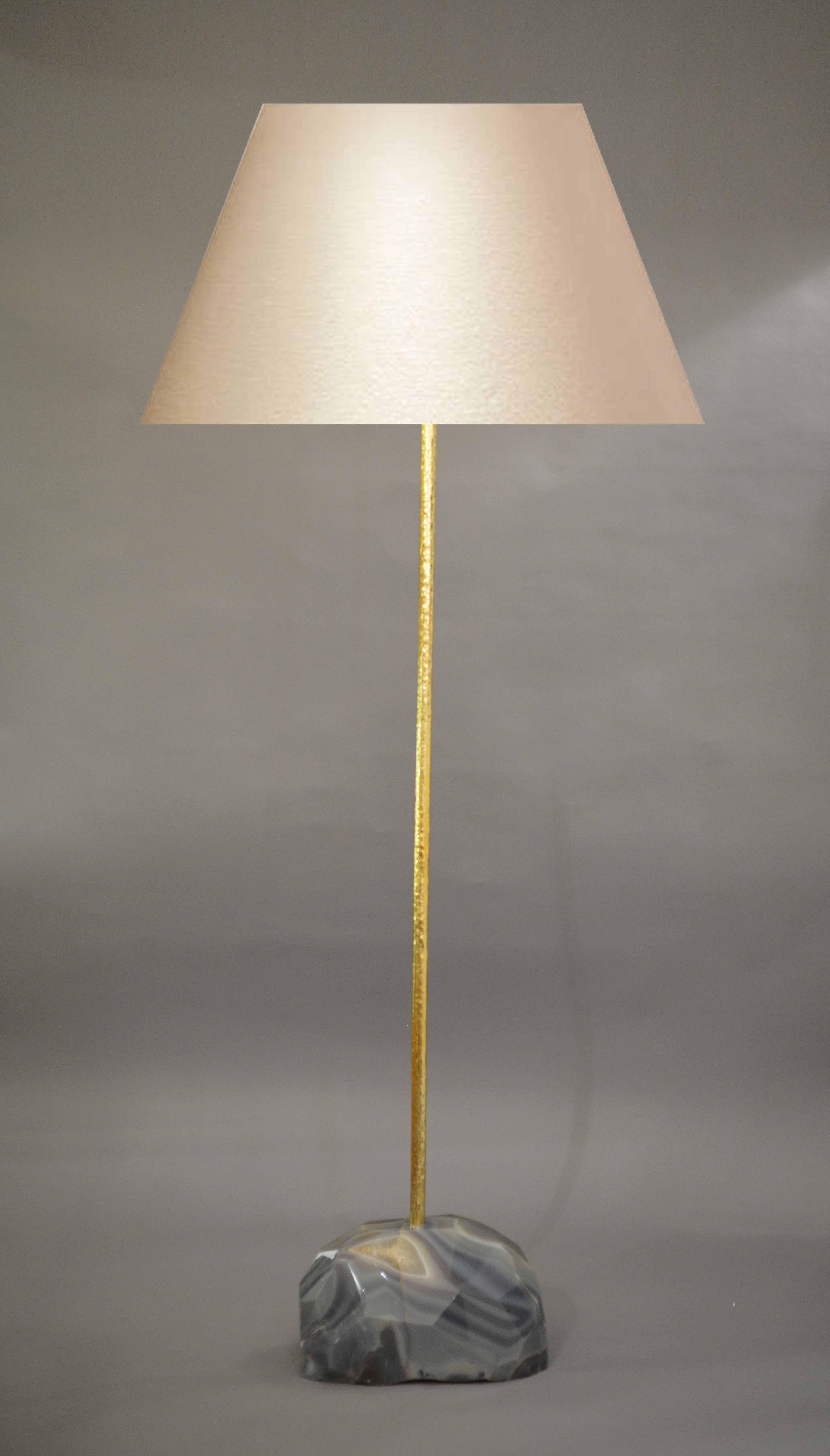 Eine fein geschnitzte Stehlampe aus Achat in geometrischer Form mit repoussiertem Mast, entworfen von Jian C.
(Lampenschirm nicht enthalten).