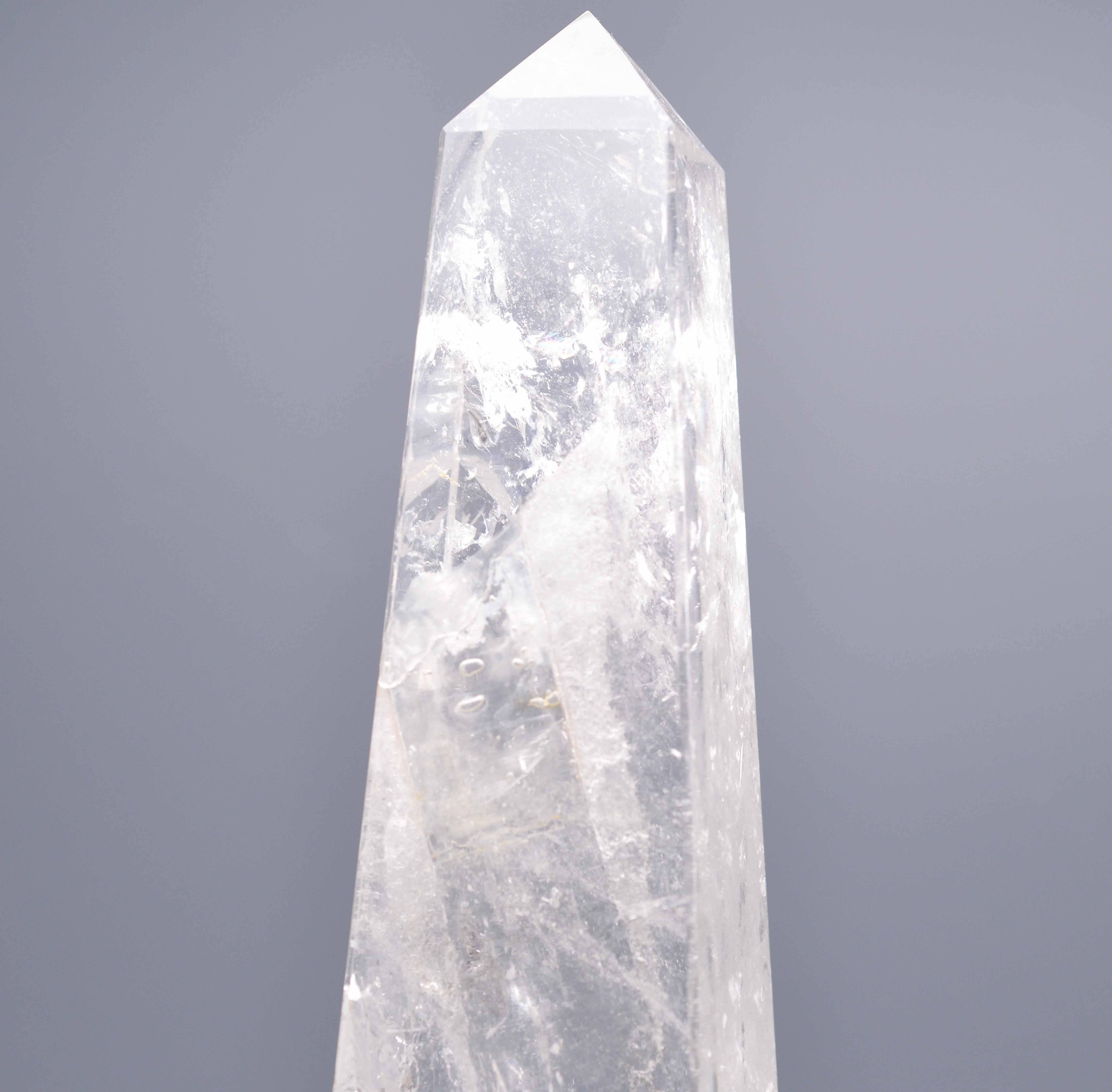A  grande paire d'obélisques en cristal de roche sculptés.

 