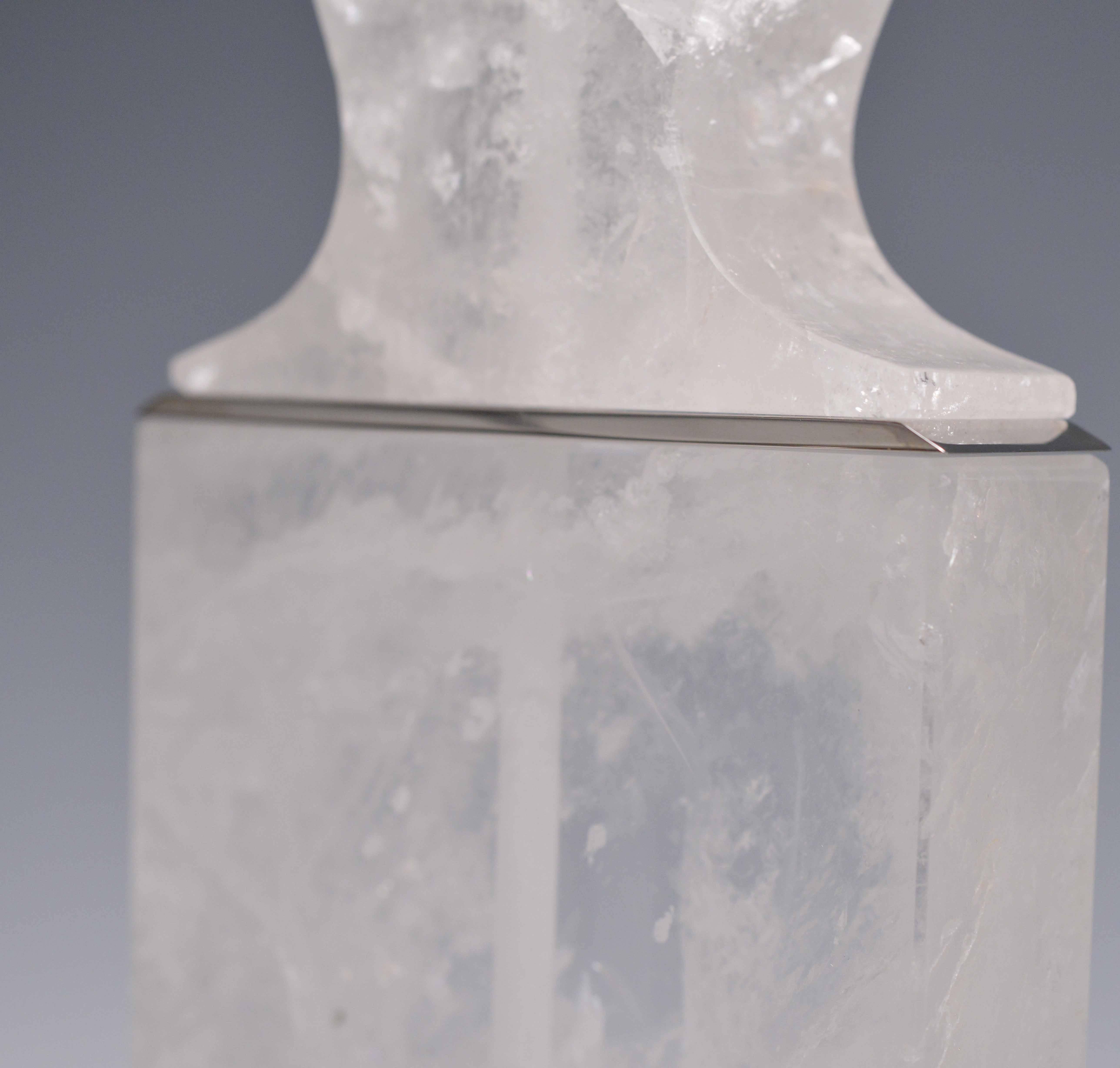 Une lampe en cristal de roche en forme de vase plat finement sculpté avec une base plaquée en nickel, créée par Phoenix Gallery, NYC.
Disponible en finition laiton poli et laiton antique. 
Jusqu'au cristal de roche : 16.35 