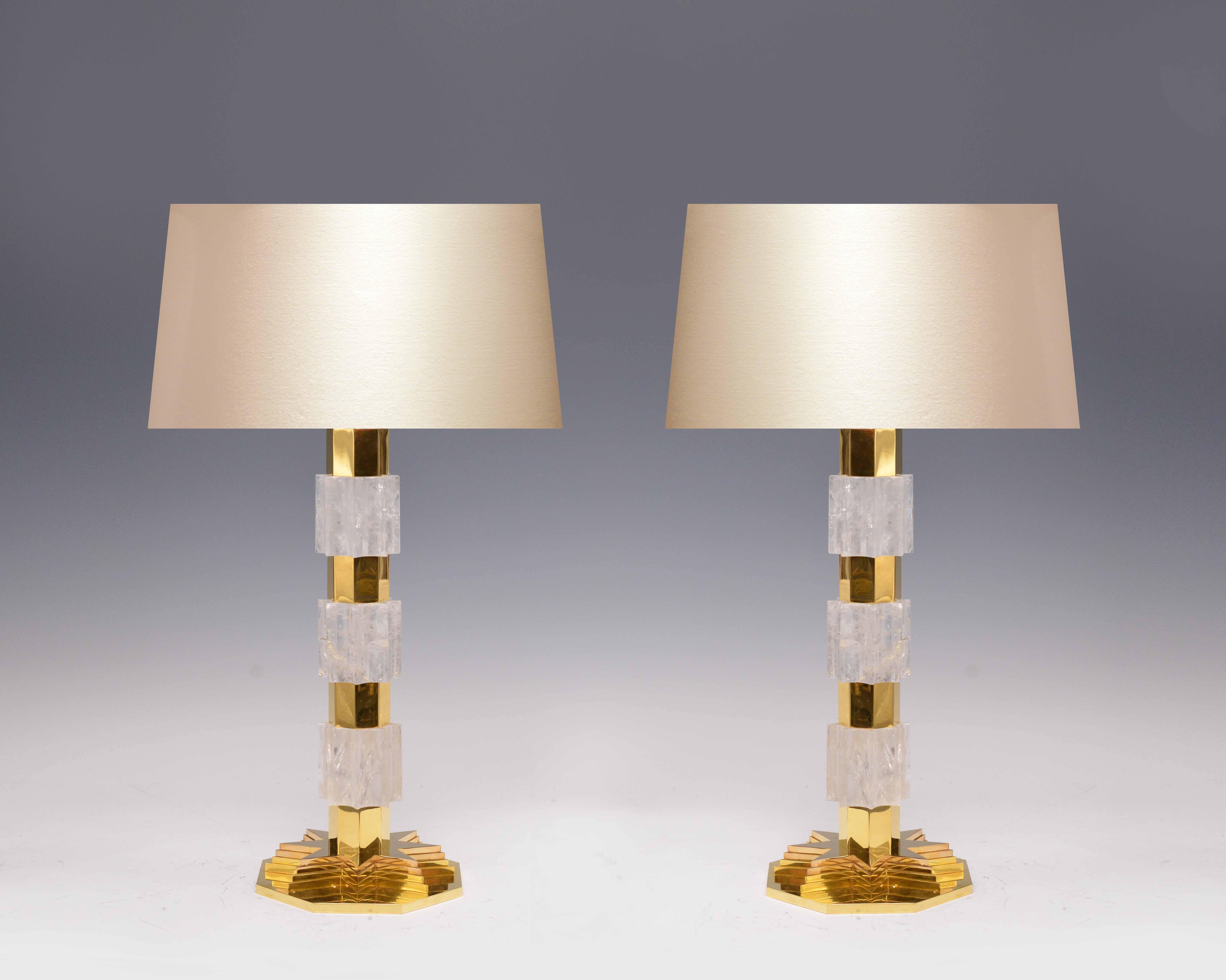 Una lampada in cristallo di rocca finemente intagliata e a forma di ingranaggio con stella sovrapposta, base in ottone lucido, creata da Phoenix Gallery. 
Disponibile in nichelatura e ottone antico. 
(Paralume non incluso)