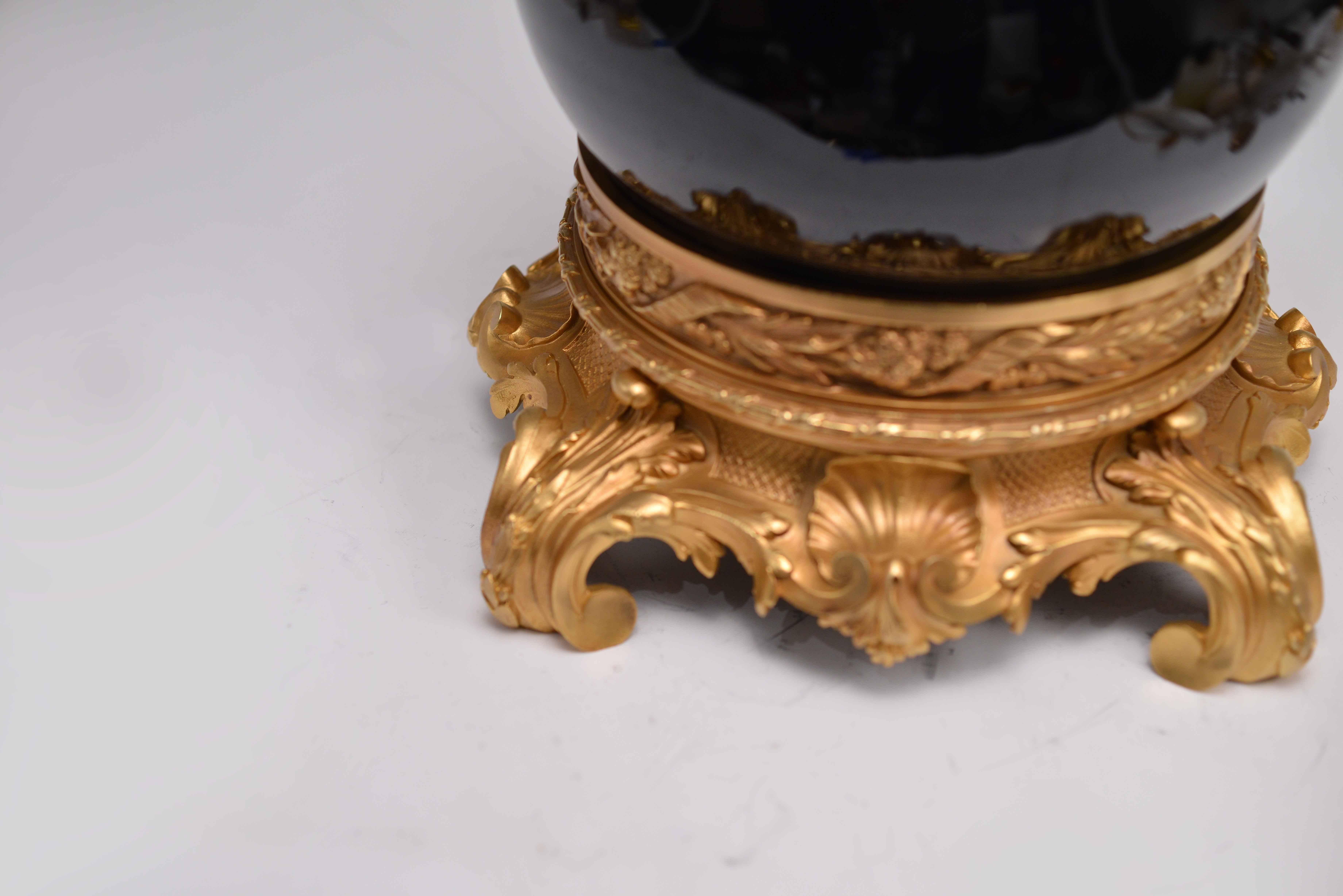 Coppia di lampade in porcellana nera con specchio montate su Ormolu In condizioni ottime in vendita a New York, NY