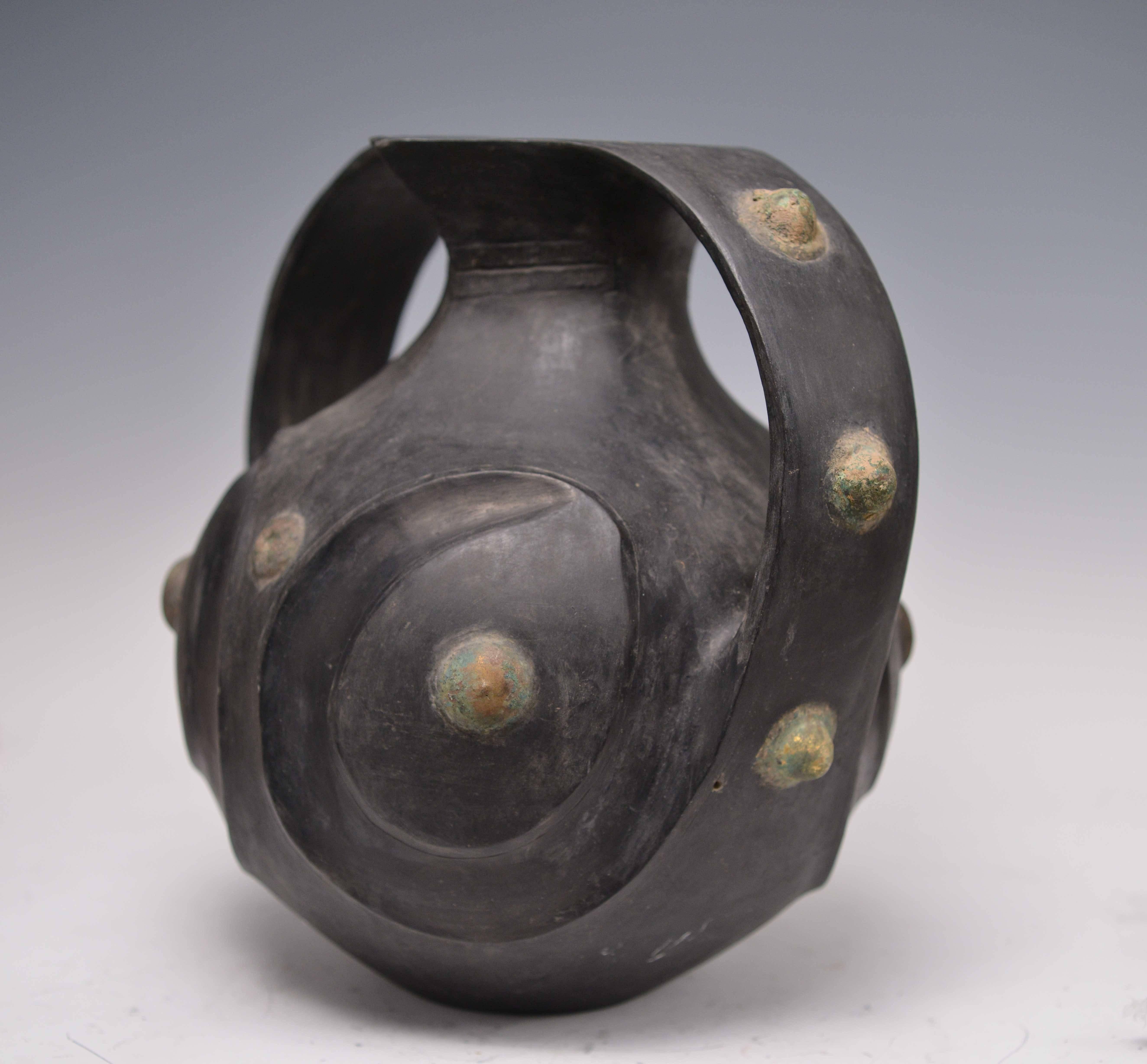 Pair of Chinese Han Dynasty Black Pottery Amphorae In Good Condition For Sale In New York, NY