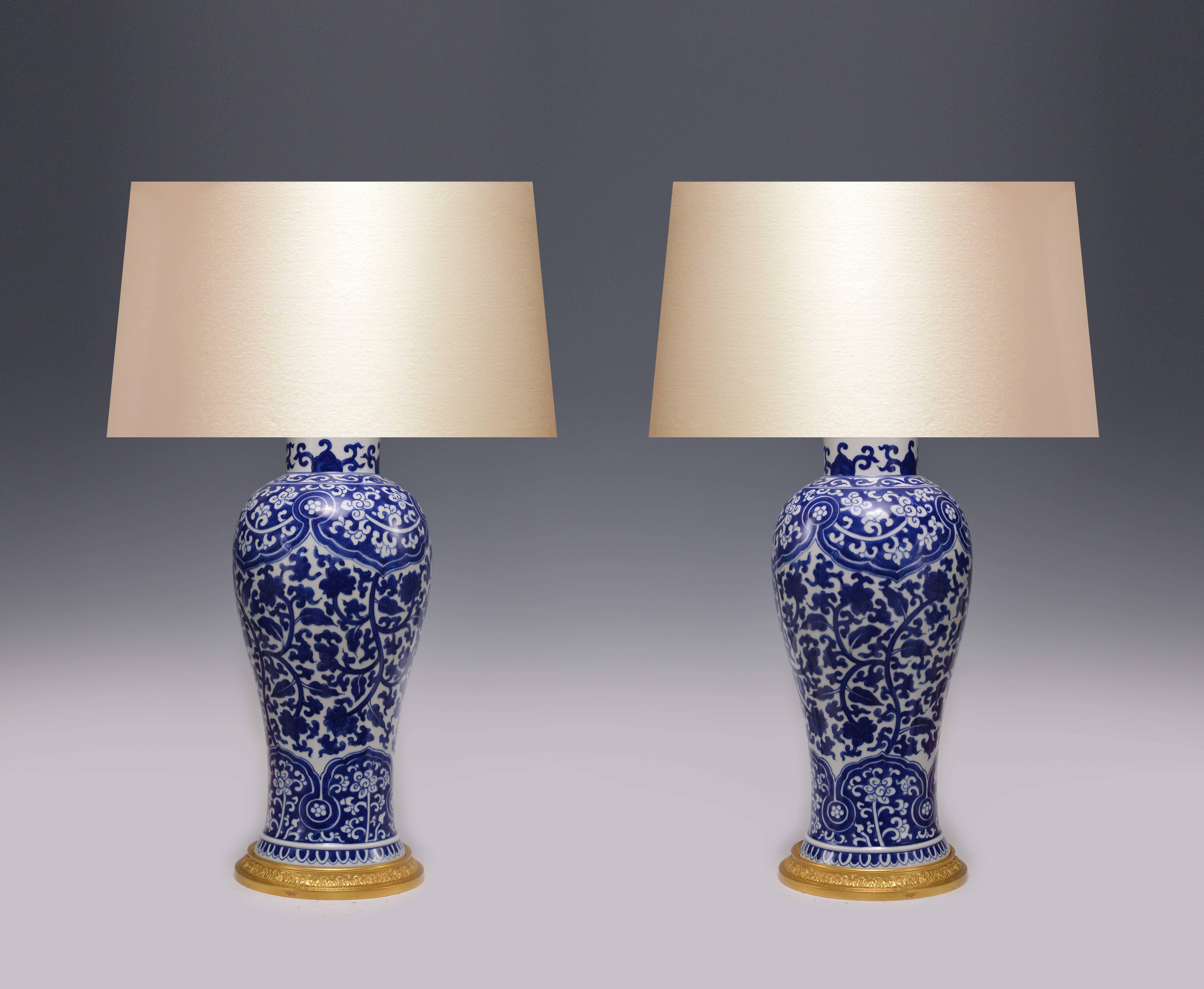 Fein bemalte blau-weiße Porzellanvasen mit Messingsockel, als Lampen montiert.
(Lampenschirm nicht enthalten)
