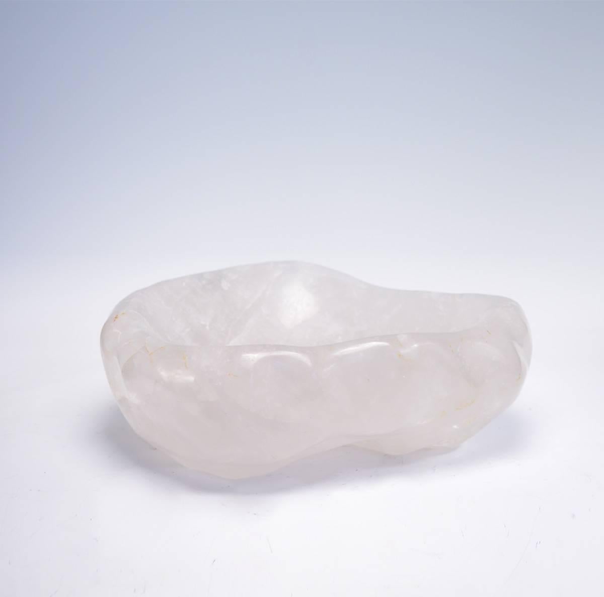 Un gran centro de mesa de cristal de roca tallado de forma natural.
