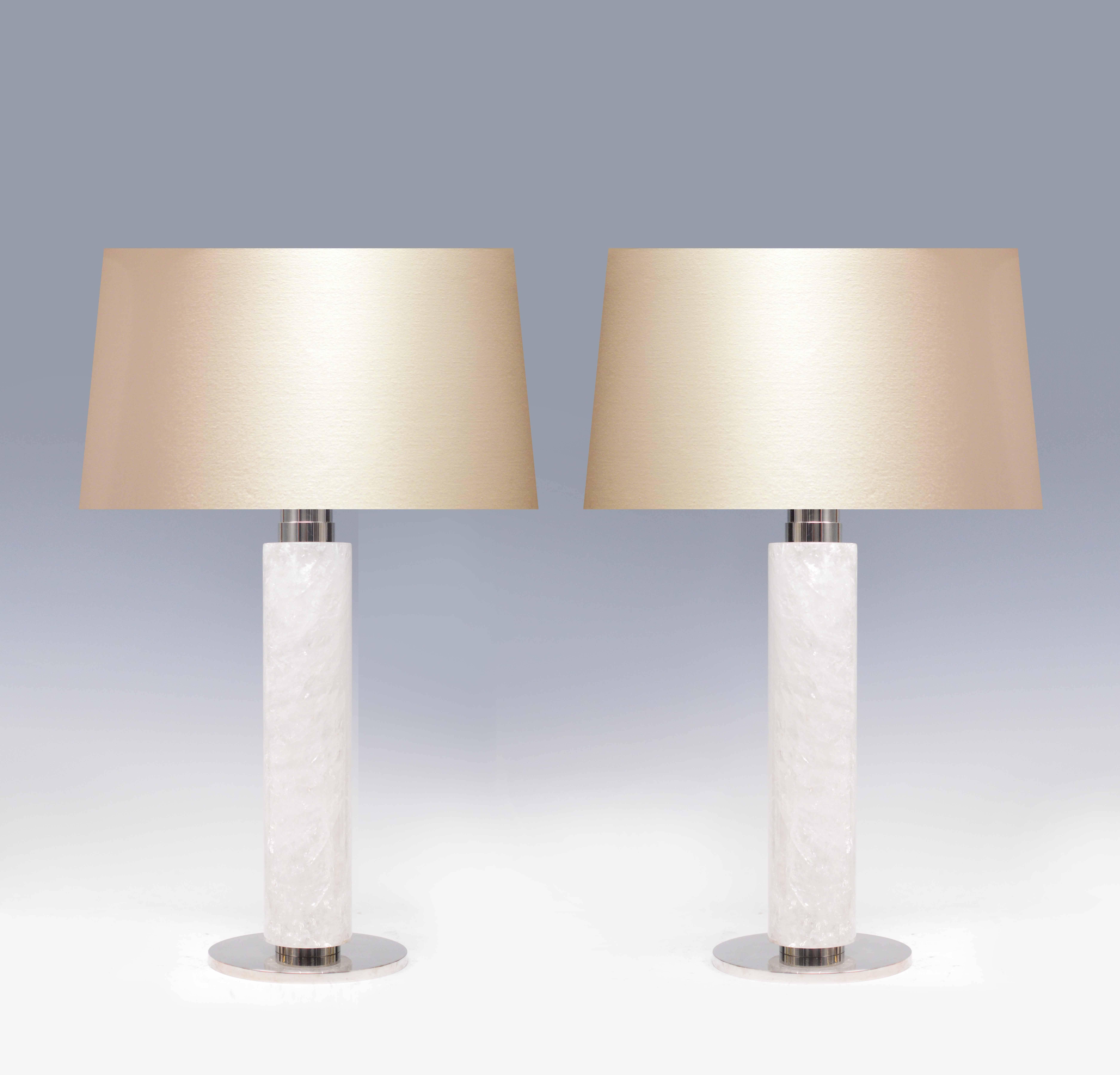 Una bella lampada cilindrica intagliata in cristallo di rocca con base in nichel, creata dalla Phoenix Gallery, NYC.
 Disponibile nelle finiture ottone antico e ottone lucido.
Fino al cristallo di rocca: 15
