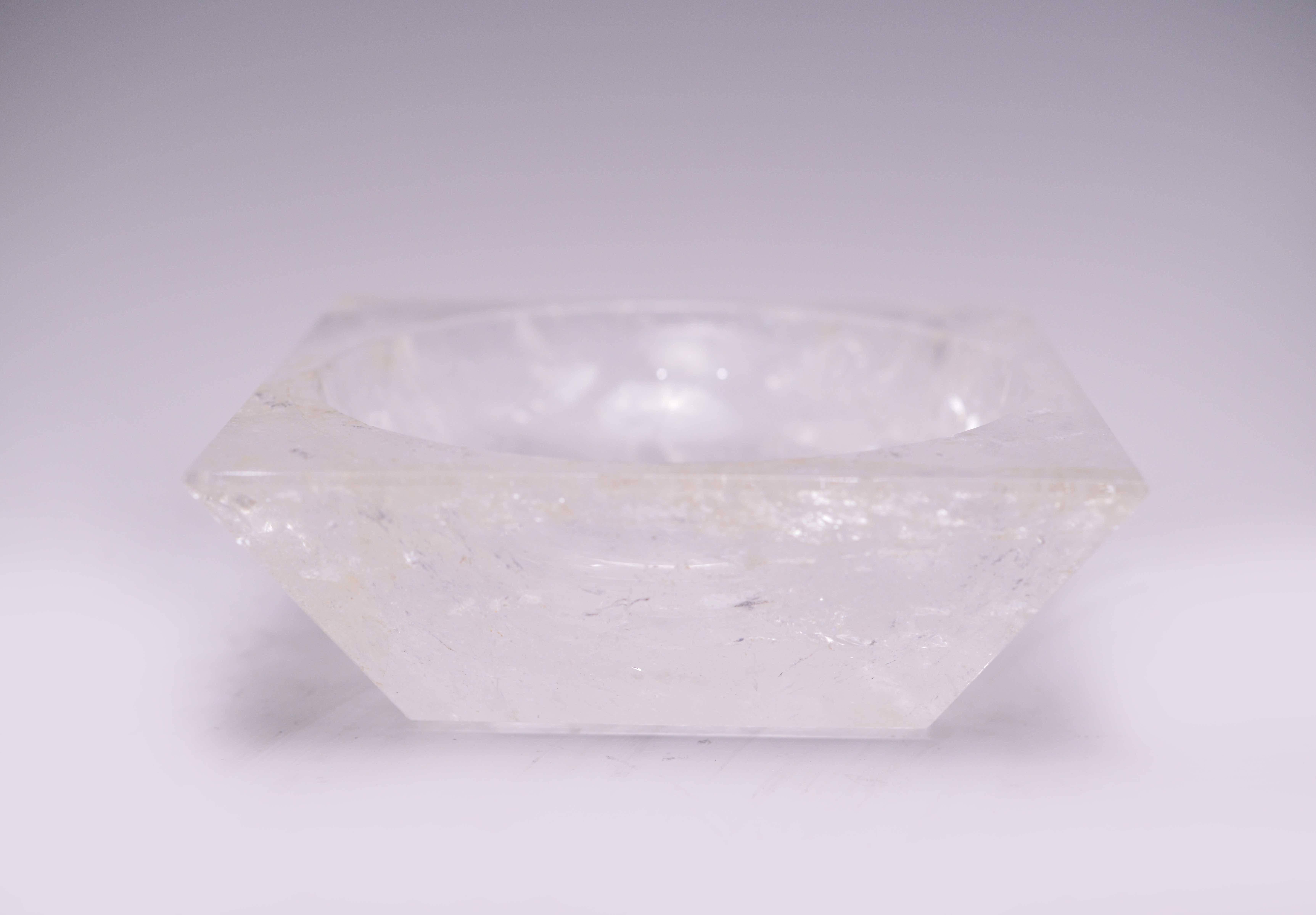 Un bol carré en cristal de roche finement sculpté, créé par Phoenix Gallery. 
