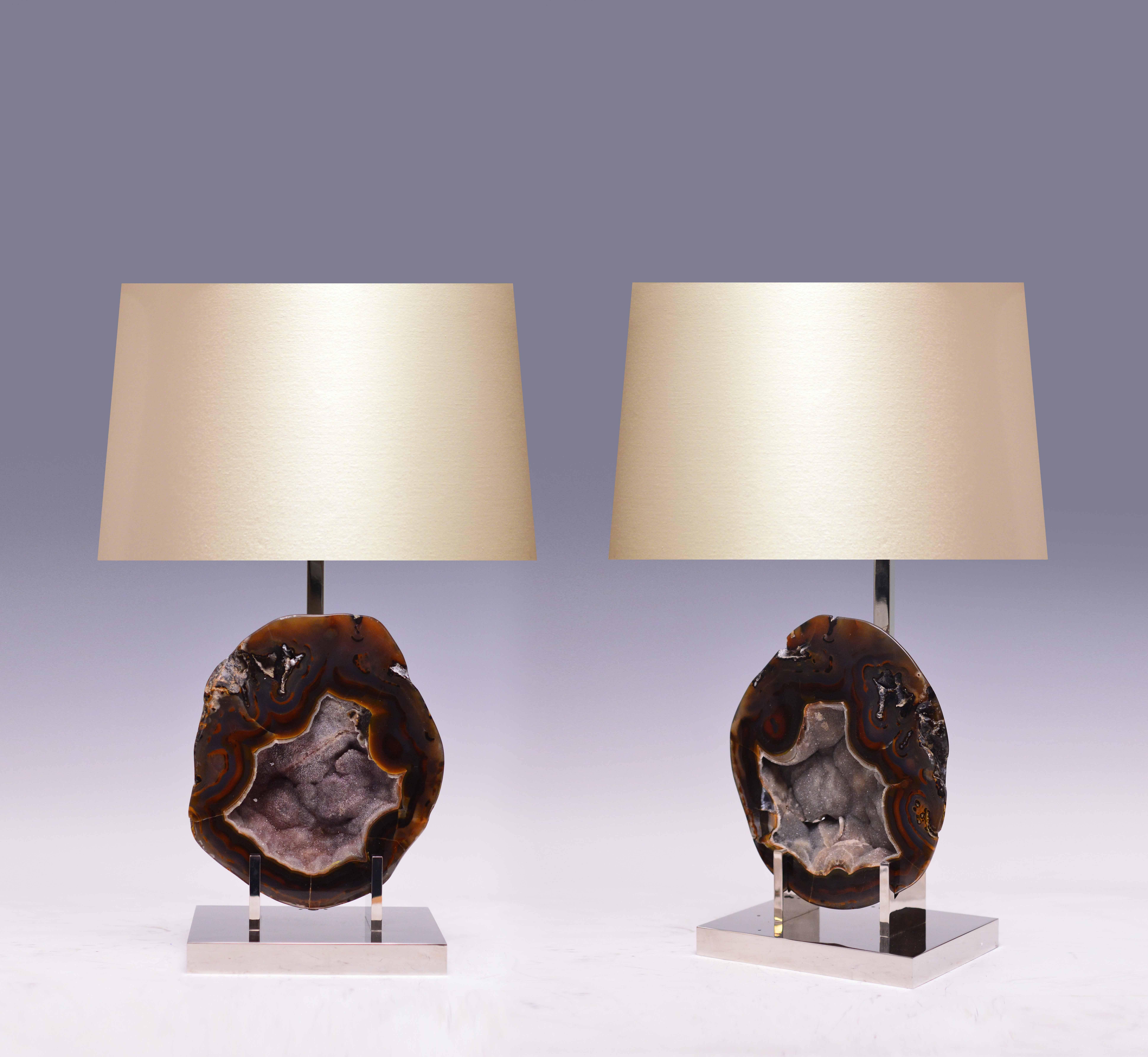 Paire de rares montures en agate naturelle comme lampes avec support en nickel, créées par Phoenix Gallery.
(Abat-jour non compris)
