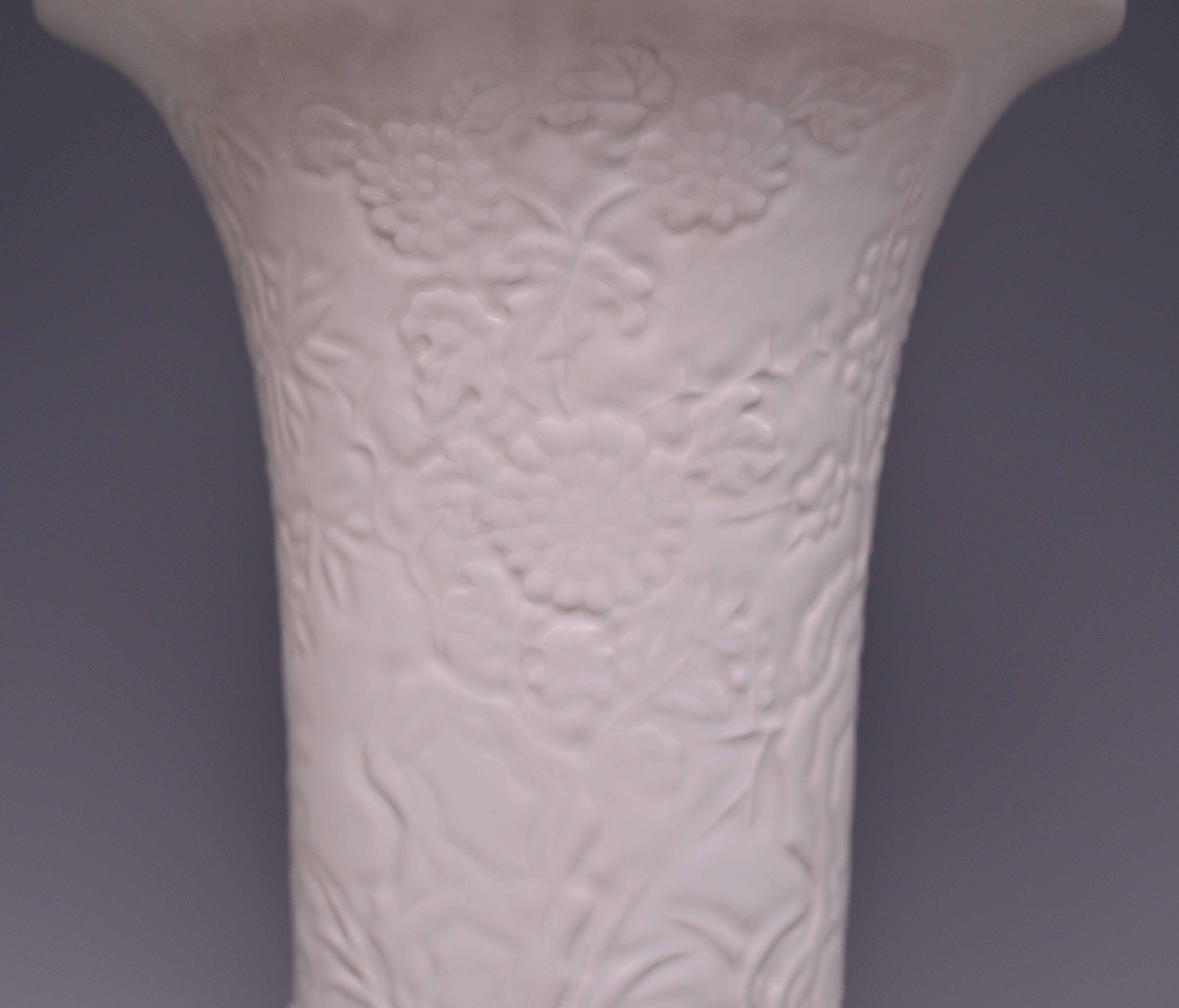Paire de vases en porcelaine finement sculptés en blanc-de-chine Excellent état à New York, NY
