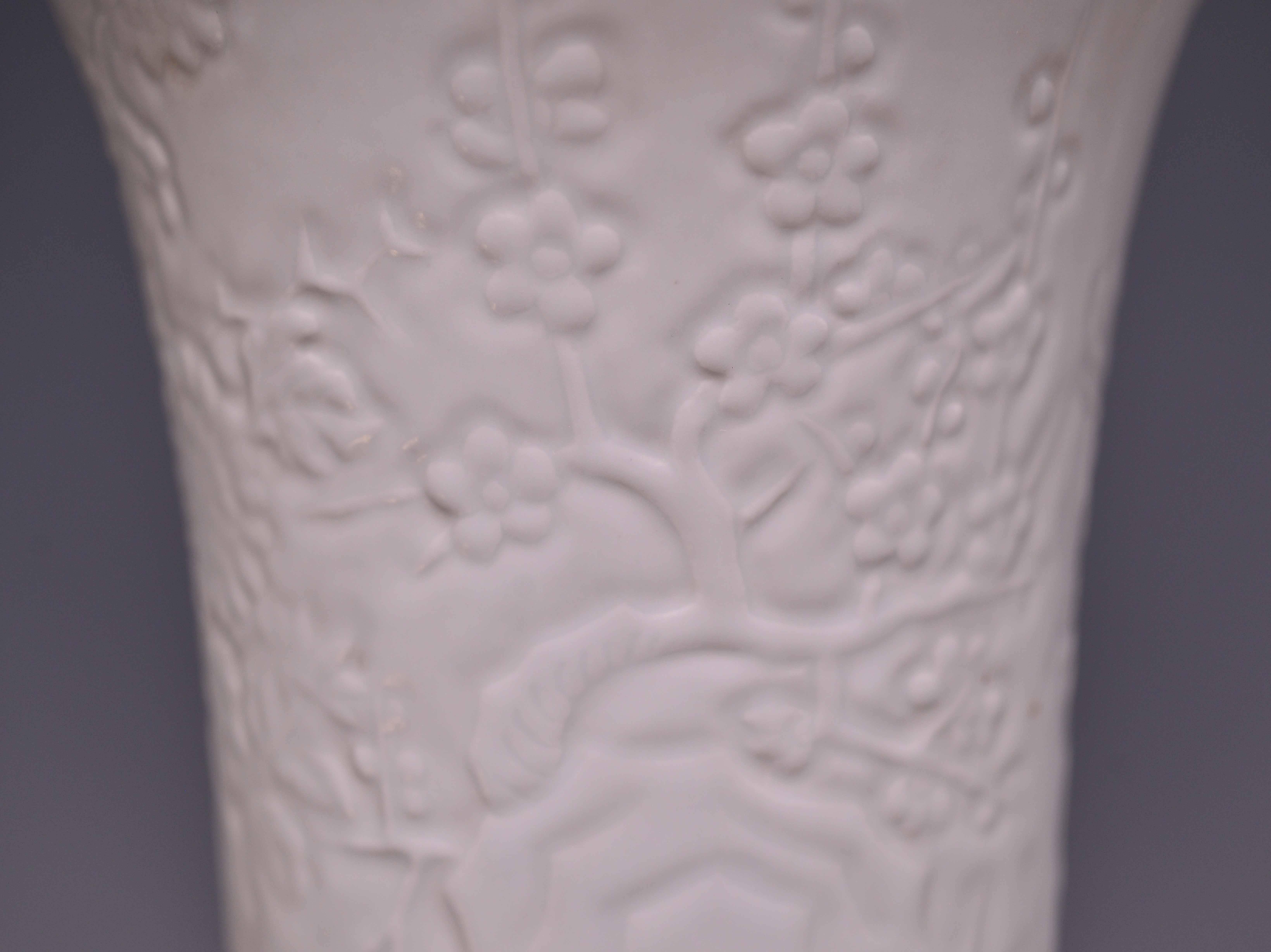 Fin du 20e siècle Paire de vases en porcelaine finement sculptés en blanc-de-chine