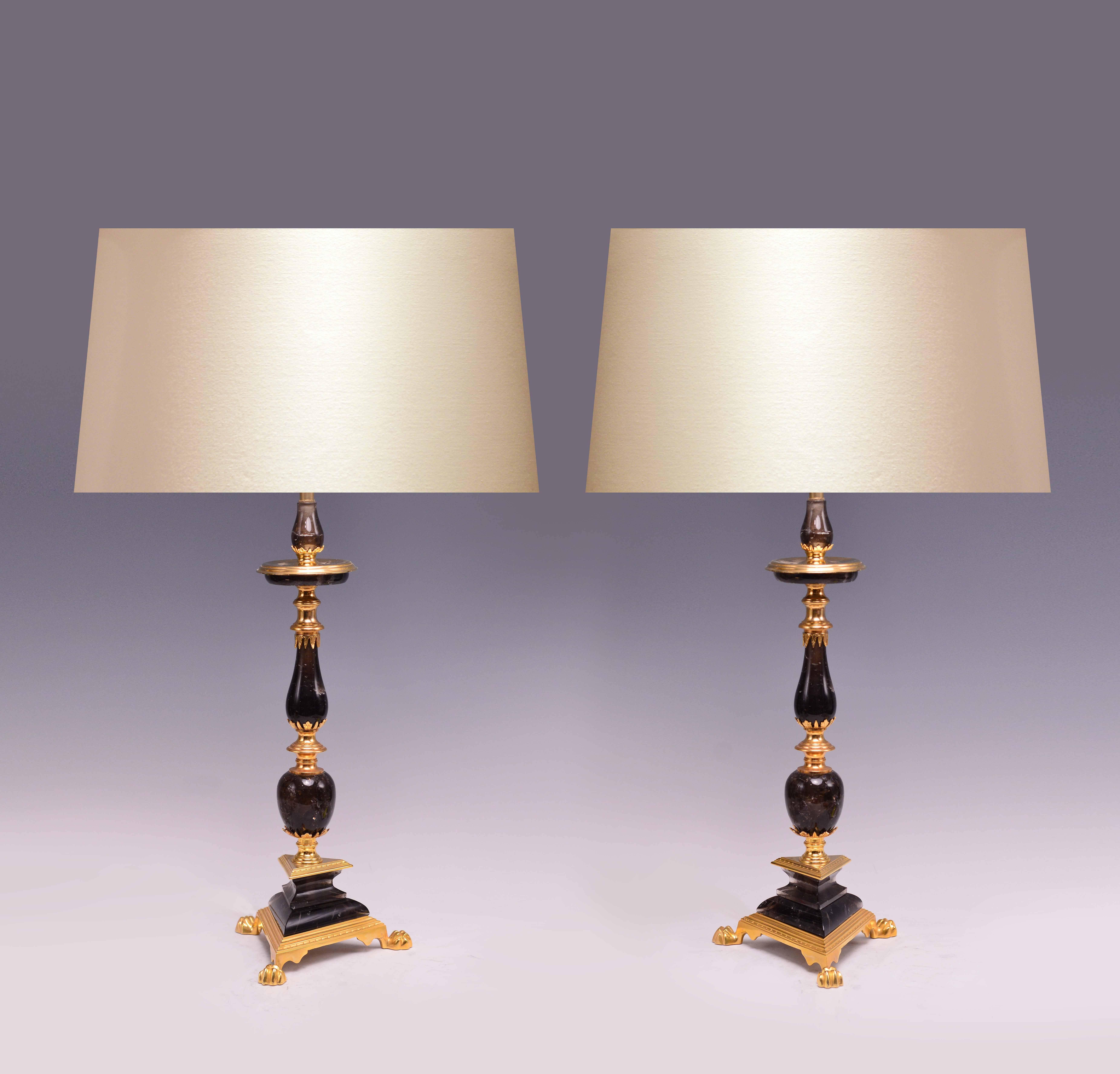 Lampes montées en bronze poli finement coulé et en cristal de roche foncé finement sculpté, créées par Phoenix Gallery.
Jusqu'au cristal de roche : 20 pouces H.
(Abat-jour non compris)
