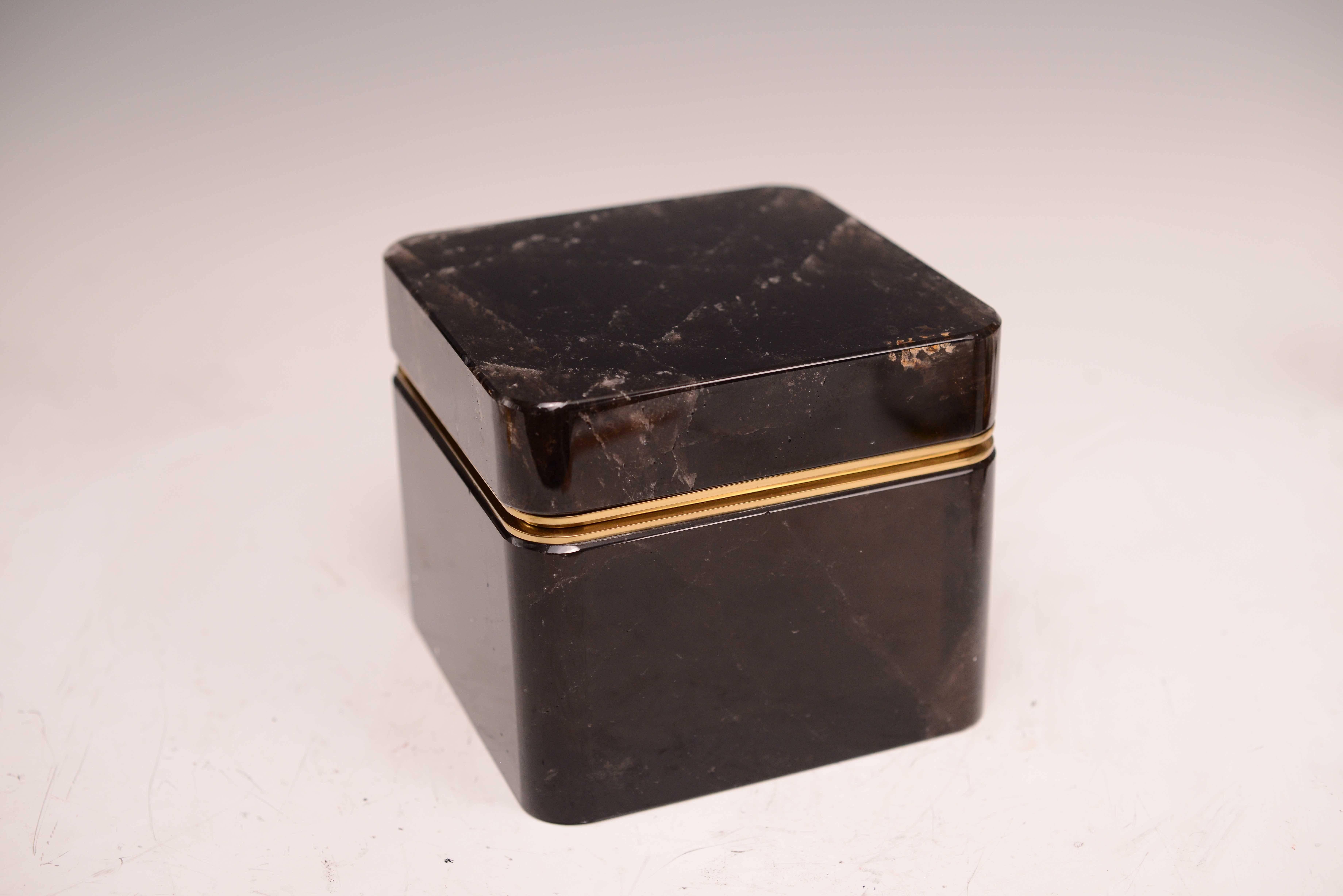 Boîte carrée en cristal de roche brun foncé avec couvercle.
