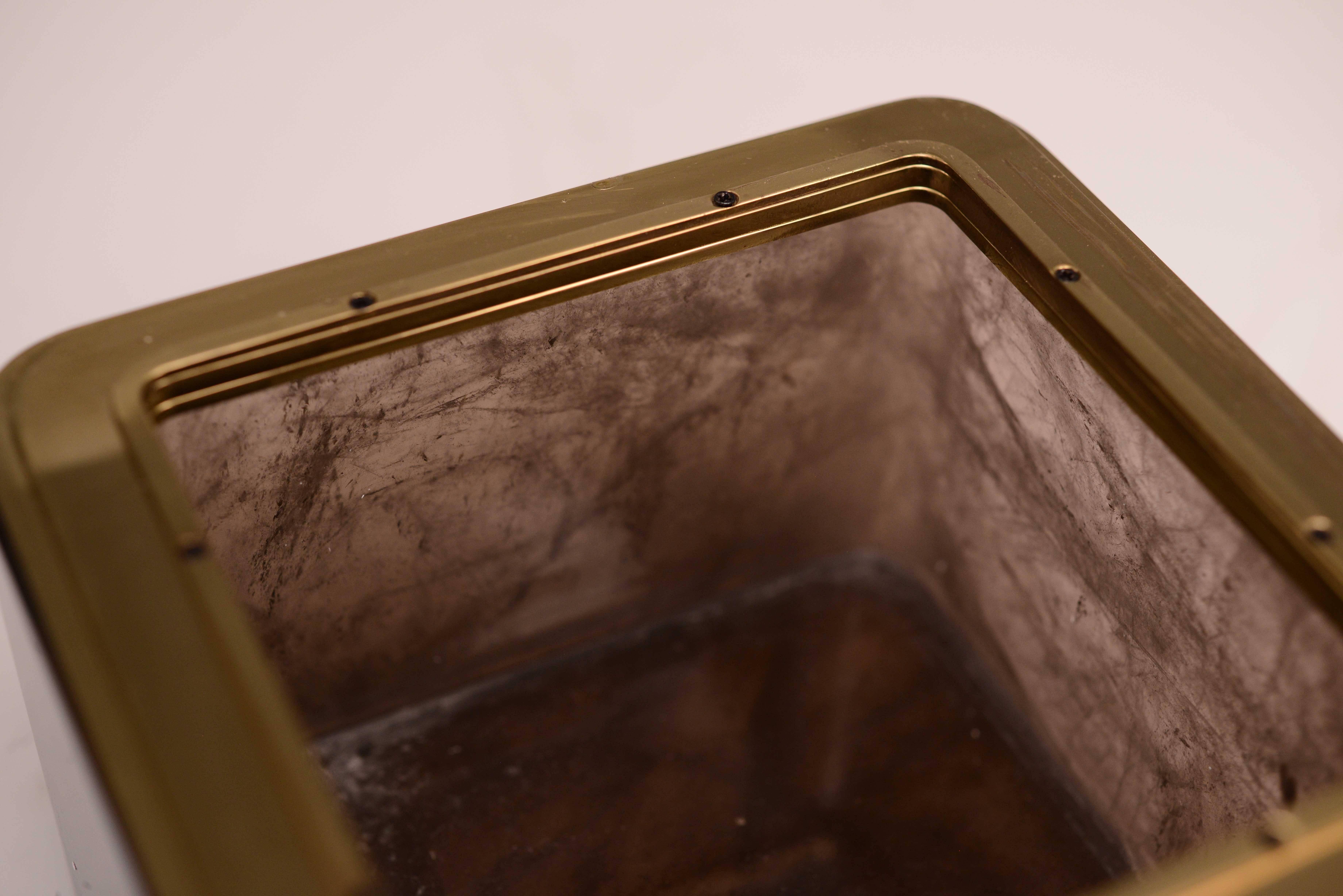 Boîte carrée en cristal de roche marron foncé avec couvercle en vente 1