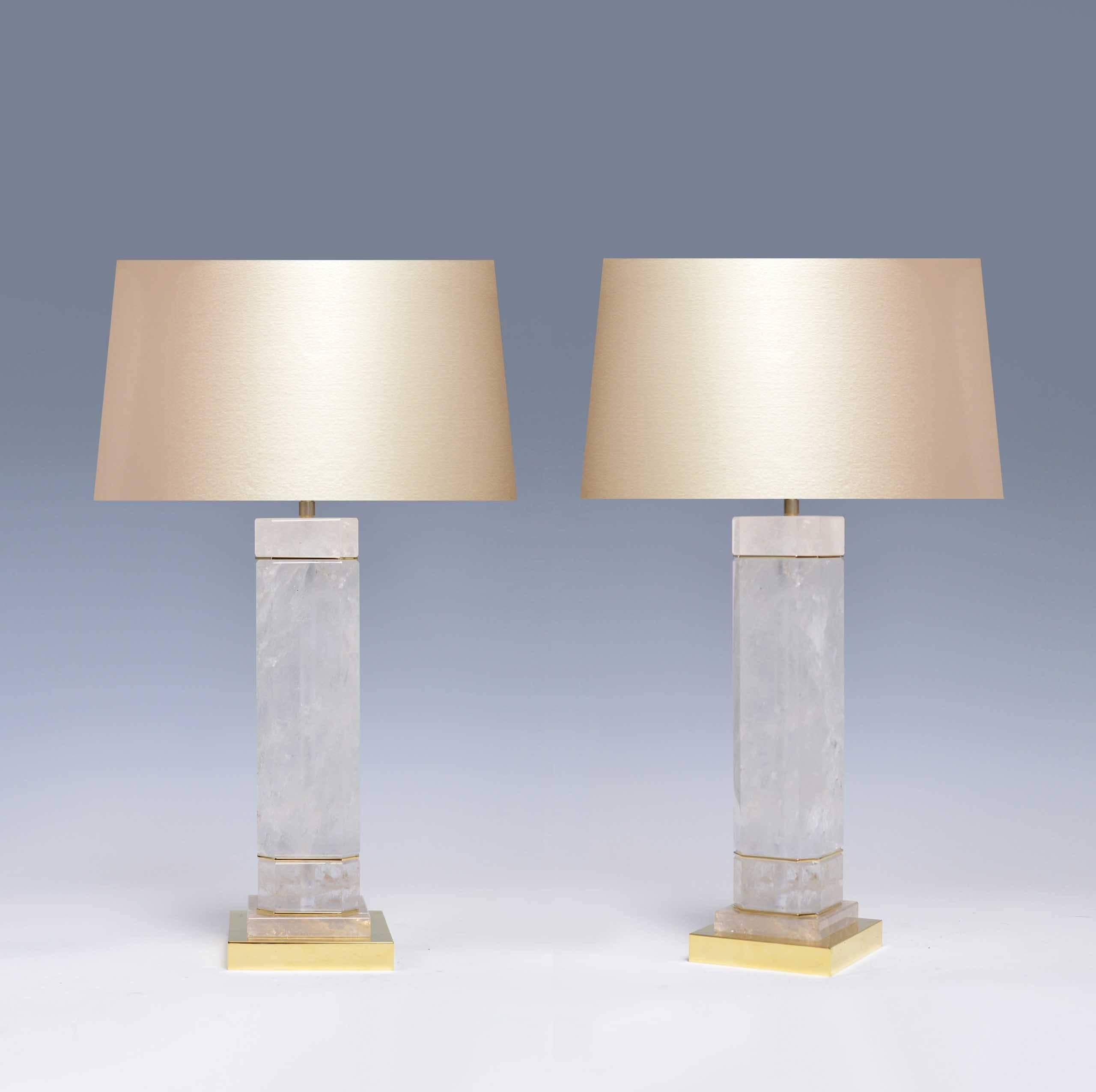 Una bella lampada di cristallo di rocca intagliata a colonna con inserto e base in ottone lucido.
Disponibile in nichelatura e ottone antico, creato da Phoenix Gallery, NYC.
Fino alla cima del cristallo di rocca: 13.25