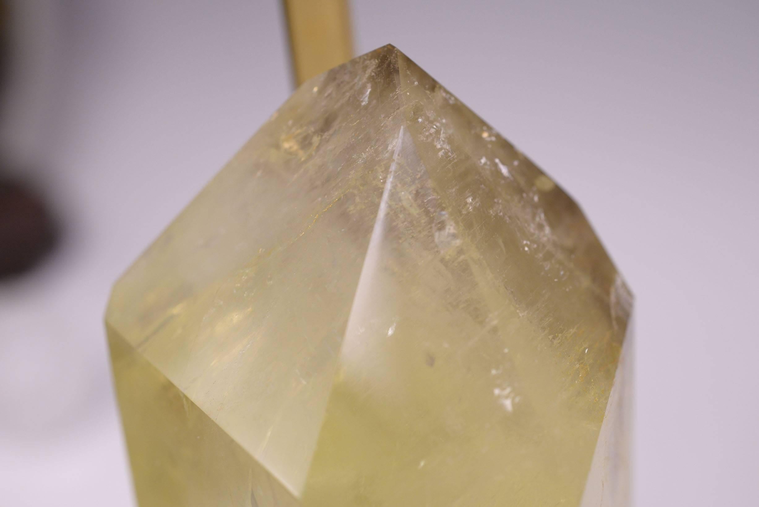 Cristal de roche Paire de lampes en quartz avec topaze sculptée et cristal de roche en vente