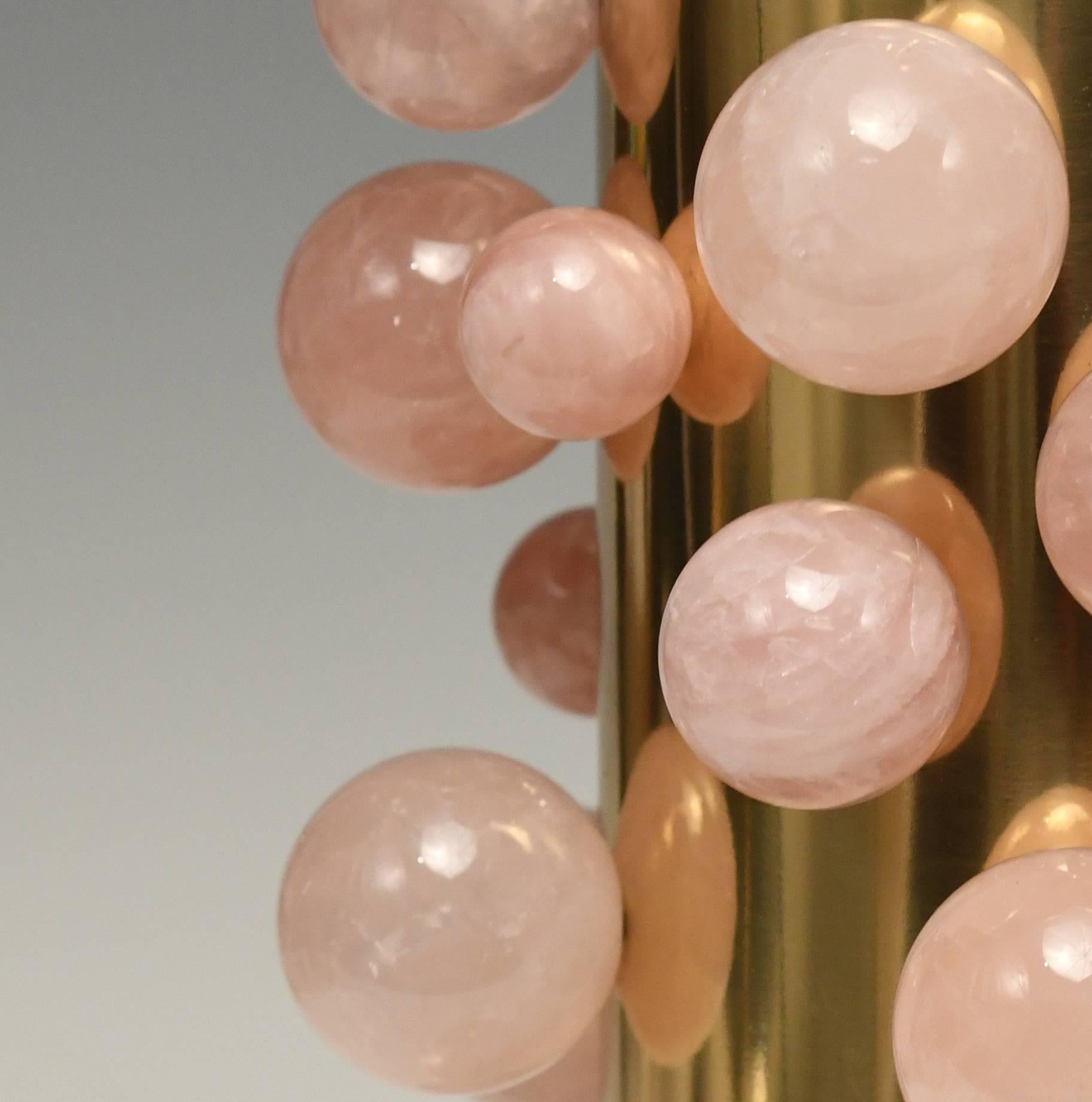 Une paire de tables de cocktail de luxe en cristal de roche et quartz rose avec des supports en laiton poli.  Créé par la galerie Phoenix NYC.
