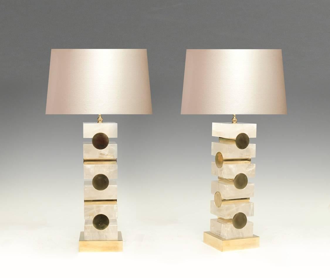 Une paire de lampes modernes en cristal de roche de style cubique avec des inserts en laiton poli. Créé par la galerie Phoenix.
