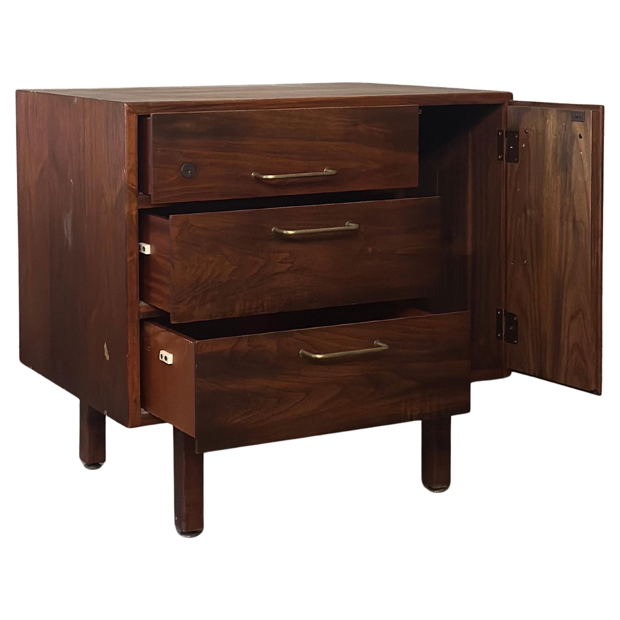 Una obra realmente hermosa de Jens Risom. Roble y latón originales, líneas limpias, bella forma. 