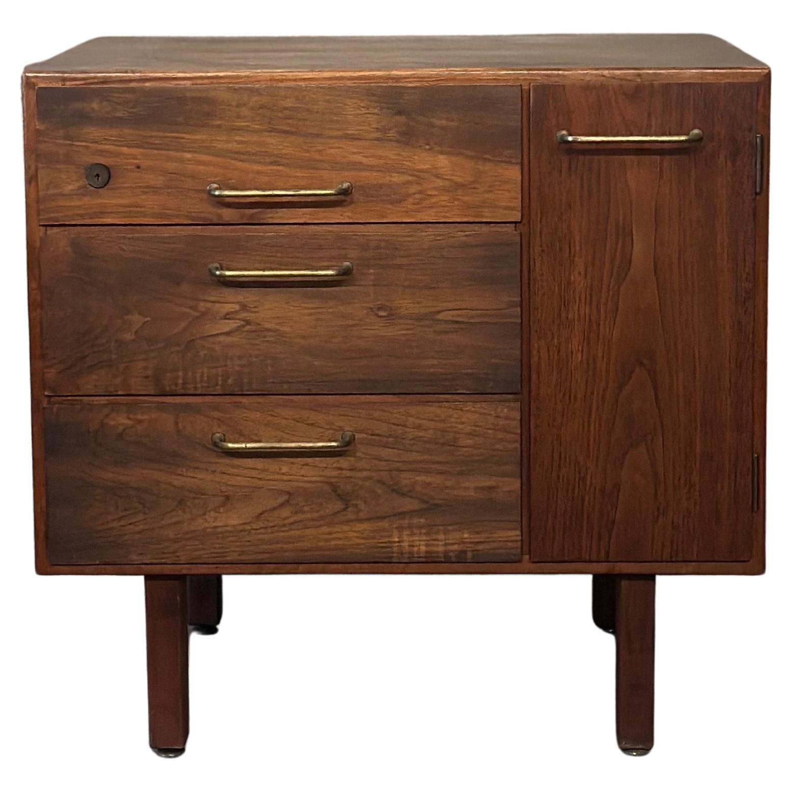 Jens Risom Pequeño armario de nogal