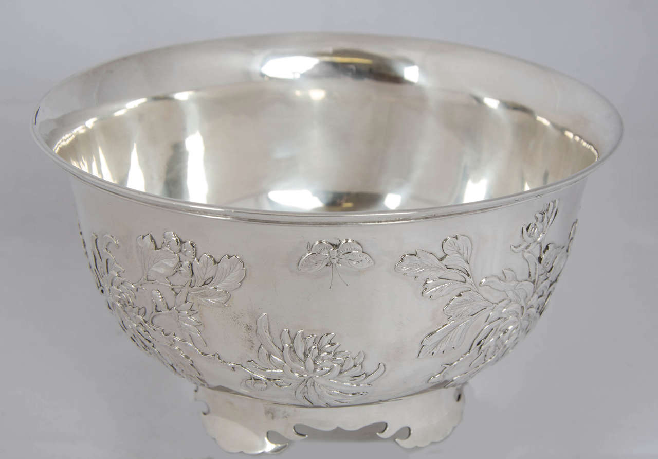 Chinese Export Silver Bowl with chrysanthemum, circa 1890, Wang Hing In Good Condition For Sale In London, GB