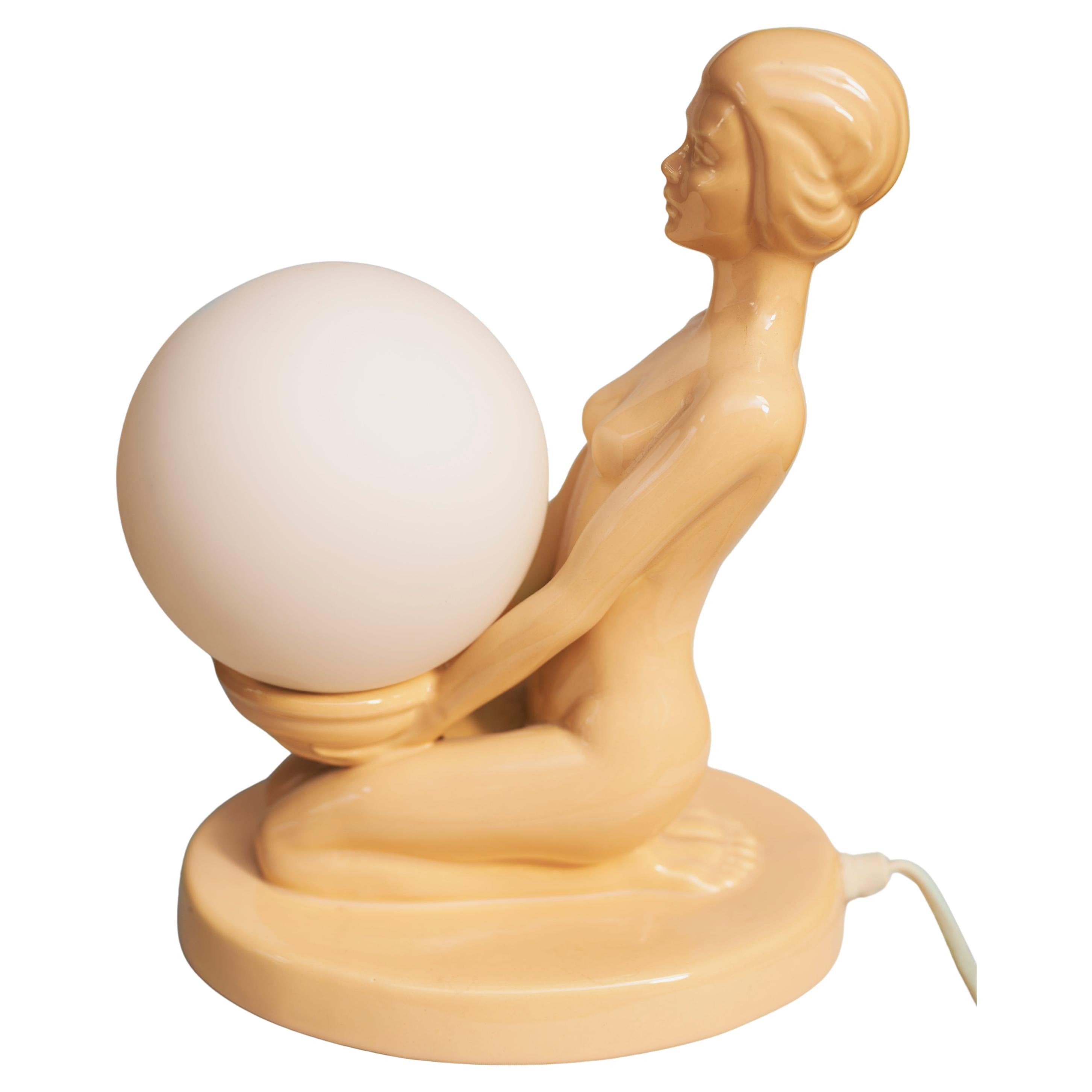 Lampe de table femme en céramique rose tendre avec globe en verre opalin, Europe, 1970 en vente
