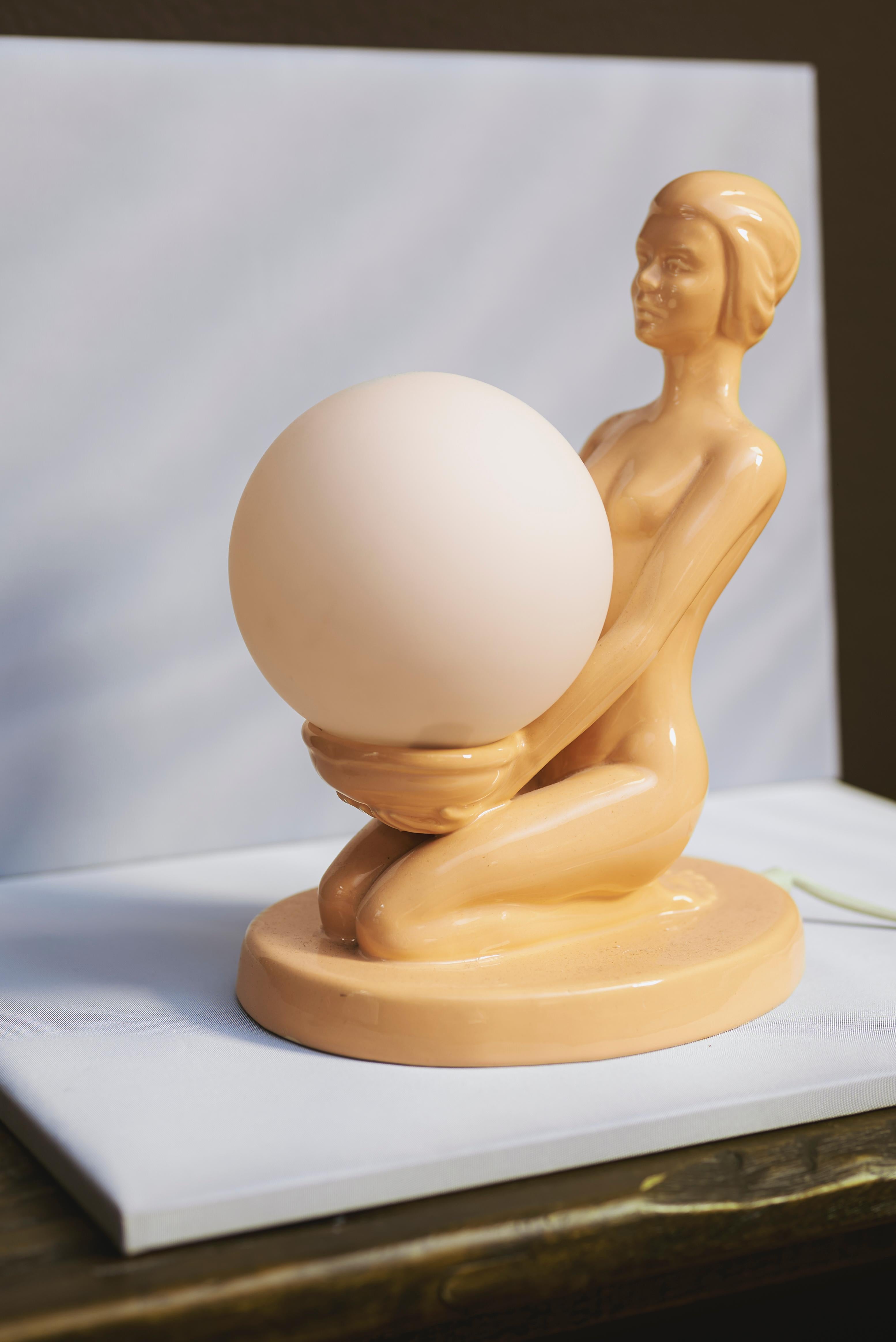 Néerlandais Lampe de table femme en céramique rose tendre avec globe en verre opalin, Europe, 1970 en vente