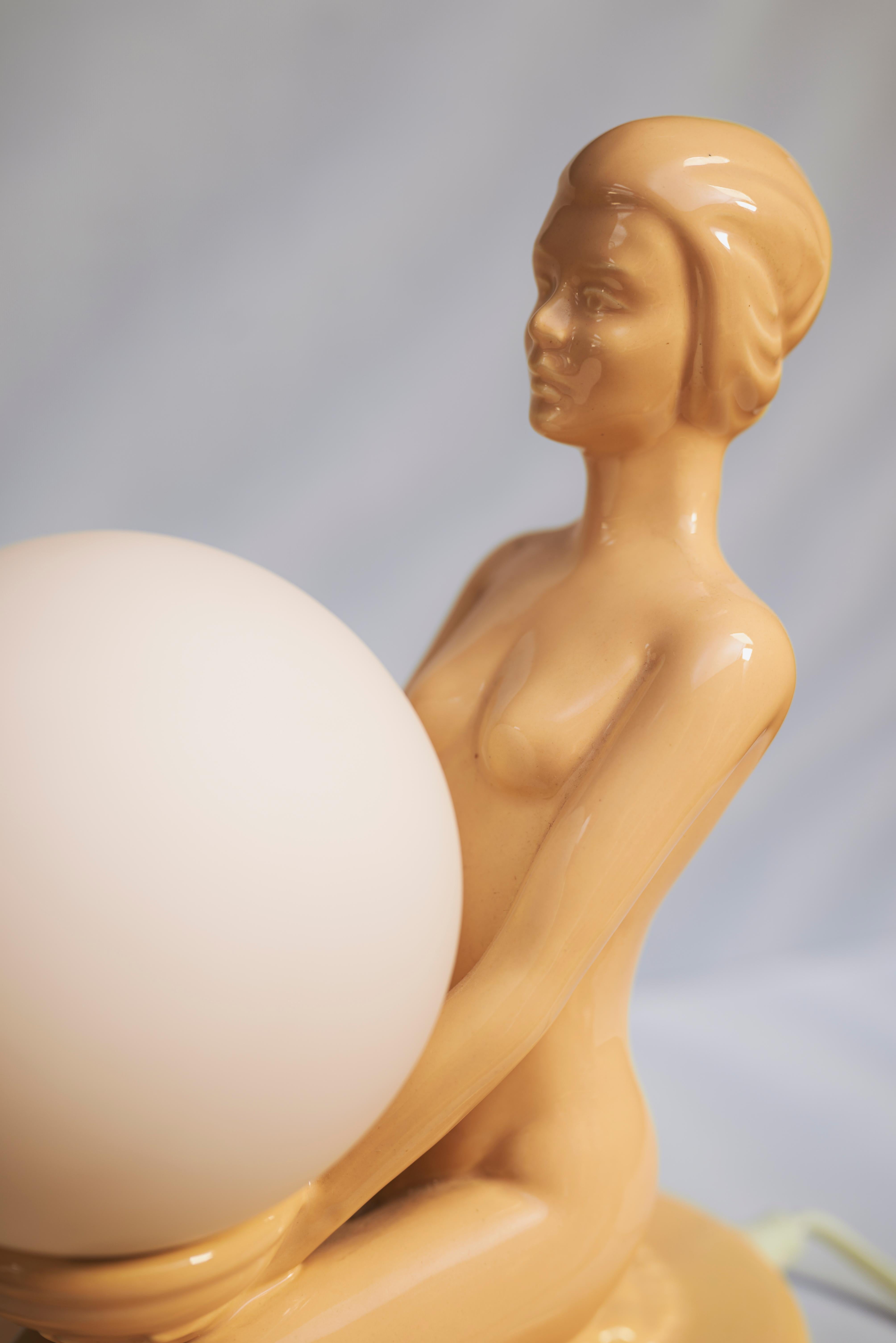 Art déco Lampe de table femme en céramique rose tendre avec globe en verre opalin, Europe, 1970 en vente