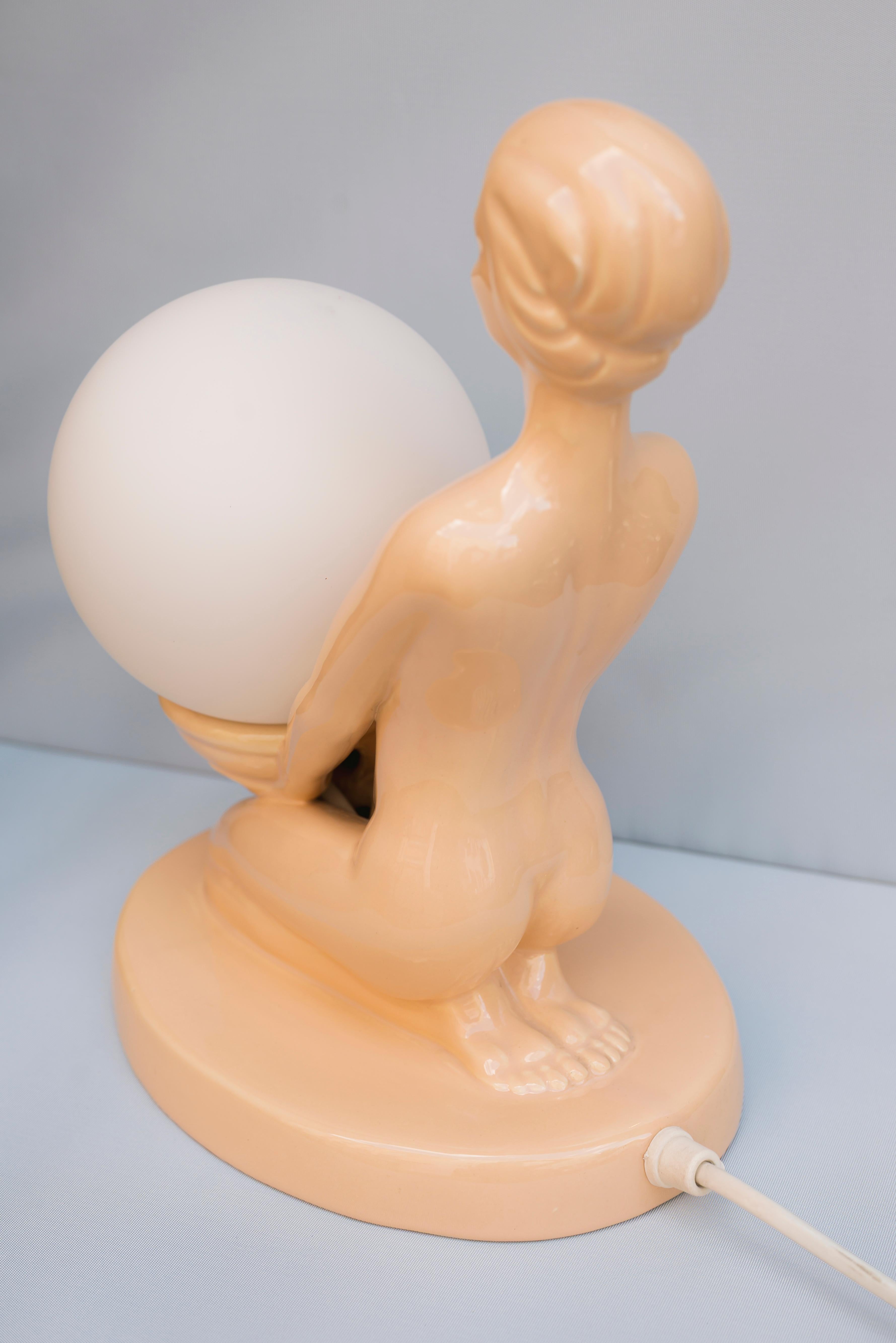 Lampe de table femme en céramique rose tendre avec globe en verre opalin, Europe, 1970 en vente 1
